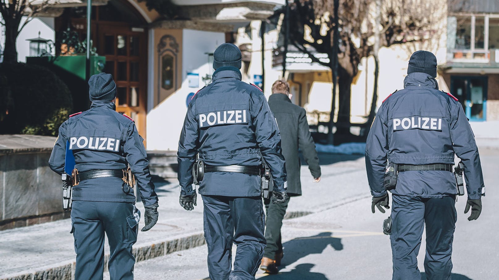 Die Polizei bei Corona-Kontrollen. Die Zahlen in einigen österreichischen Orten bereiten Sorgen.