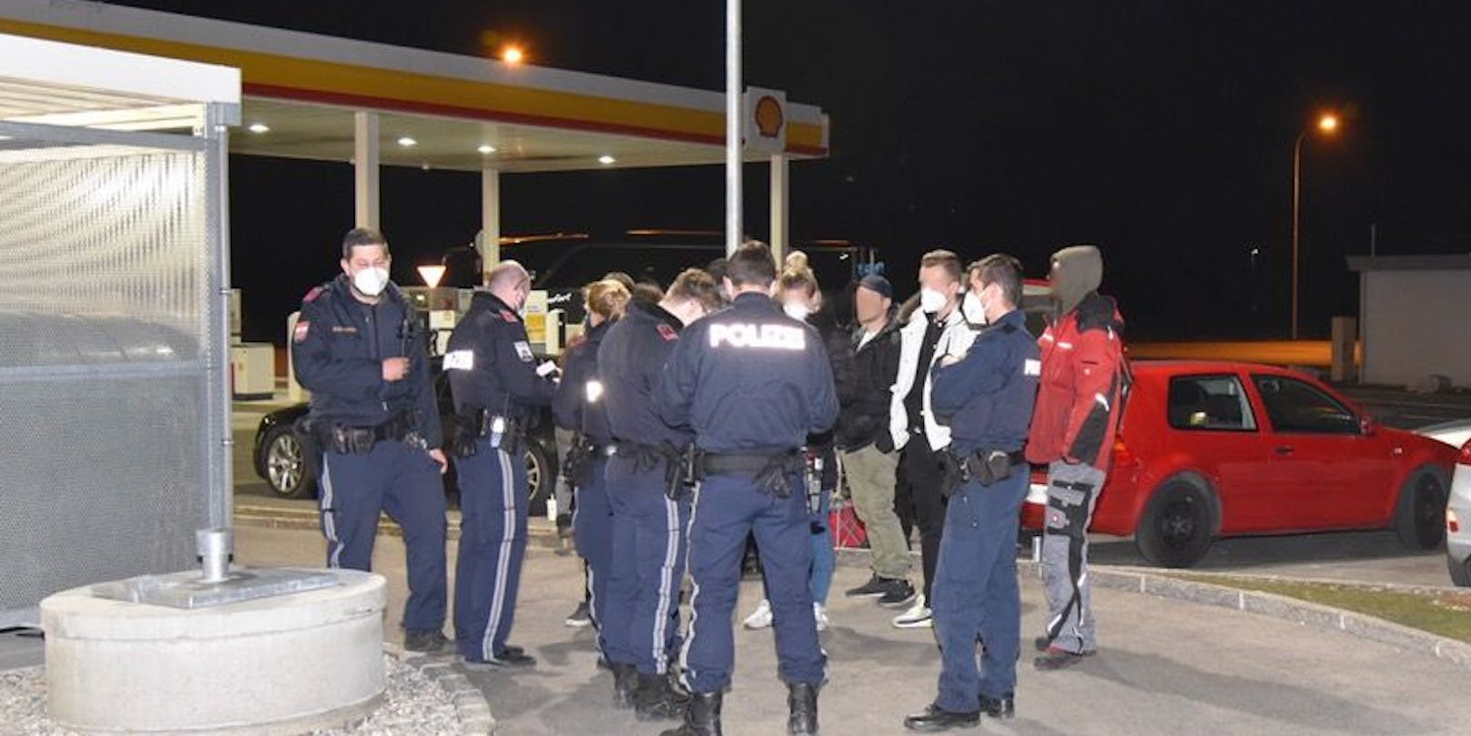Am Freitagabend (26.02.2021) löste die Polizei in Traiskirchen einen Tankstellen-Treff auf.
