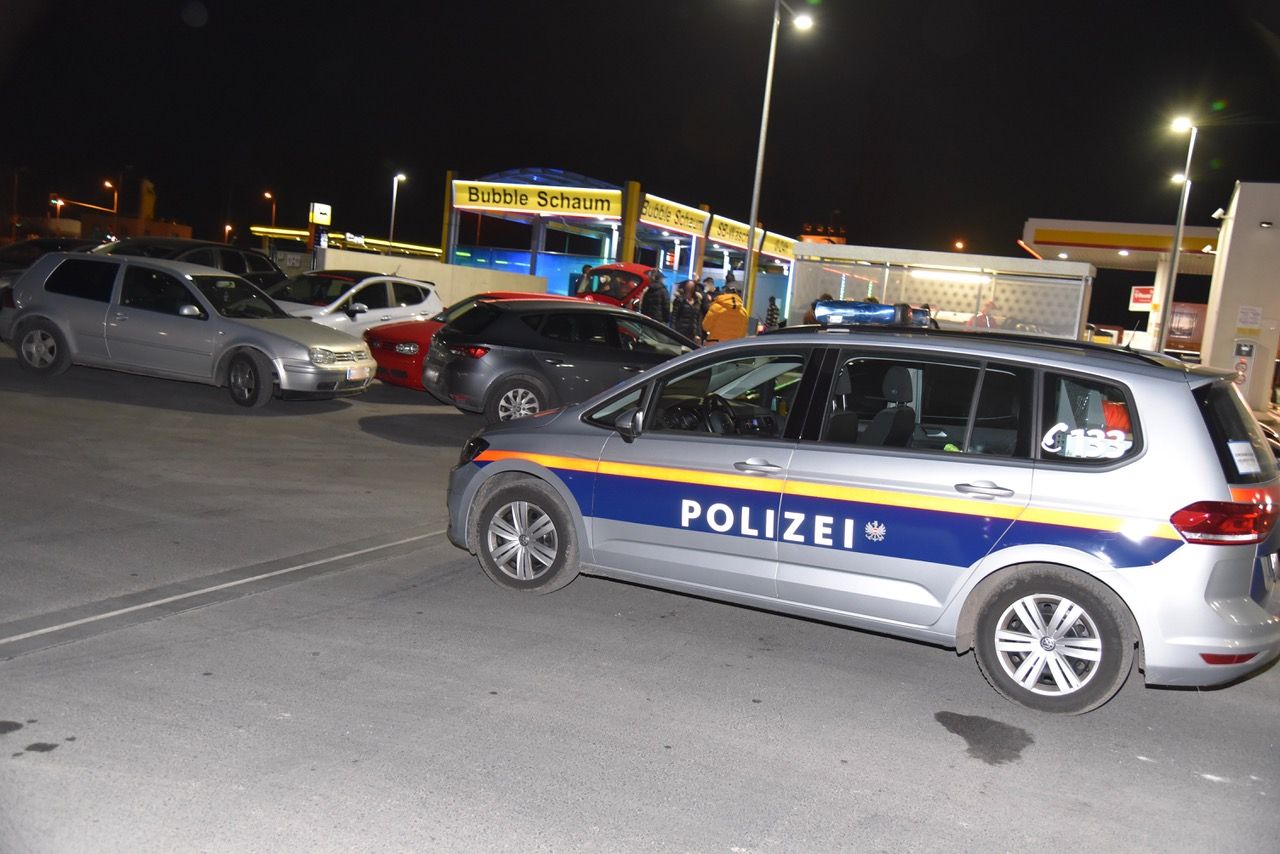 Die Beamten versperrten die Zu- und Abfahrt zur Tankstelle.