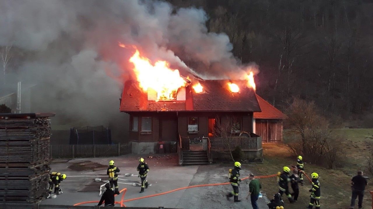 Heute.at - Dreifache Mutter (46) bei Brand schwer verletzt