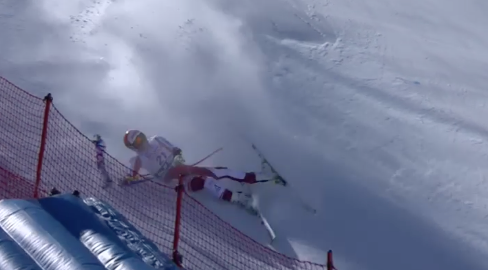 Rosina Schneeberger stürzt. Sie hat sich wohl schwer verletzt.