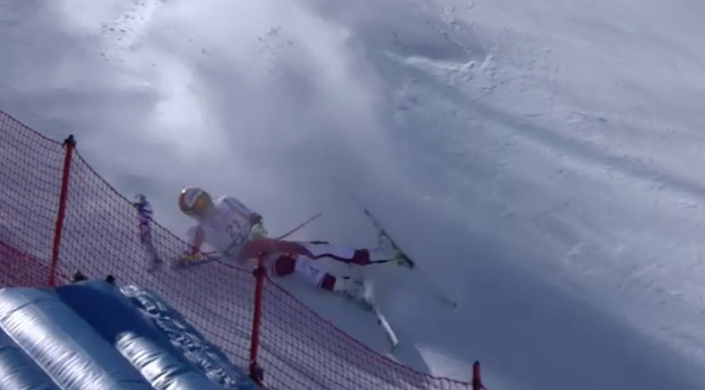 Rosina Schneeberger stürzt, verdreht sich ihr Bein. Sie hat sich wohl schwer verletzt.