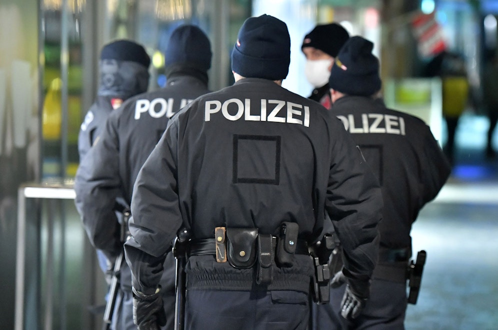 Die Beamten lösten eine illegale Party auf. Symbolbild. 