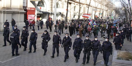 Die Polizei hat die rund 150 Demonstranten auf der Mariahilfer Straße eingekesselt