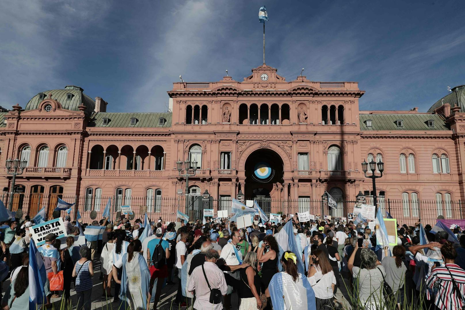 Nach einem Impf-Skandal gehen viele Argentinier auf die Straße. 