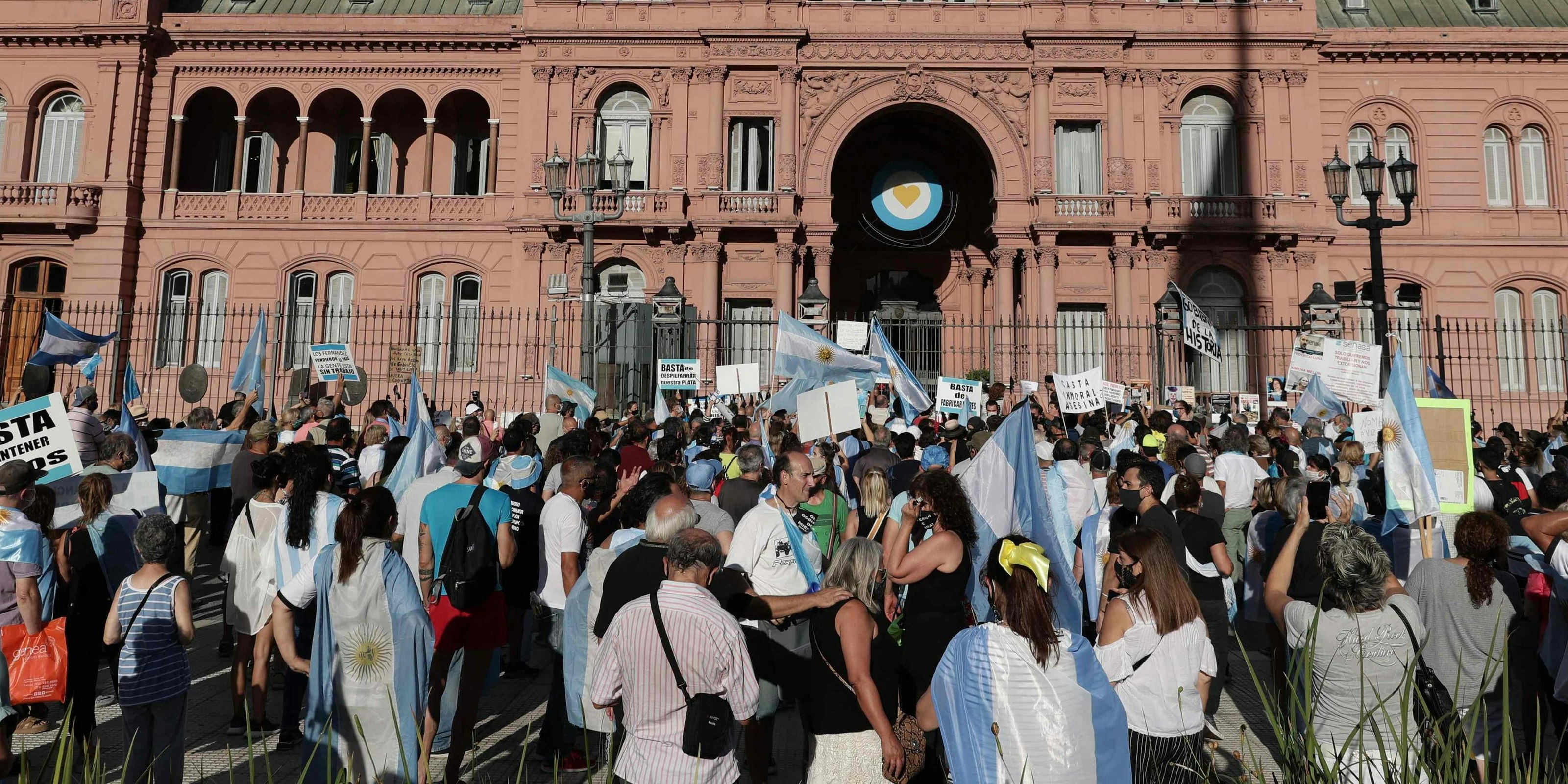 Nach einem Impf-Skandal gehen viele Argentinier auf die Straße. 