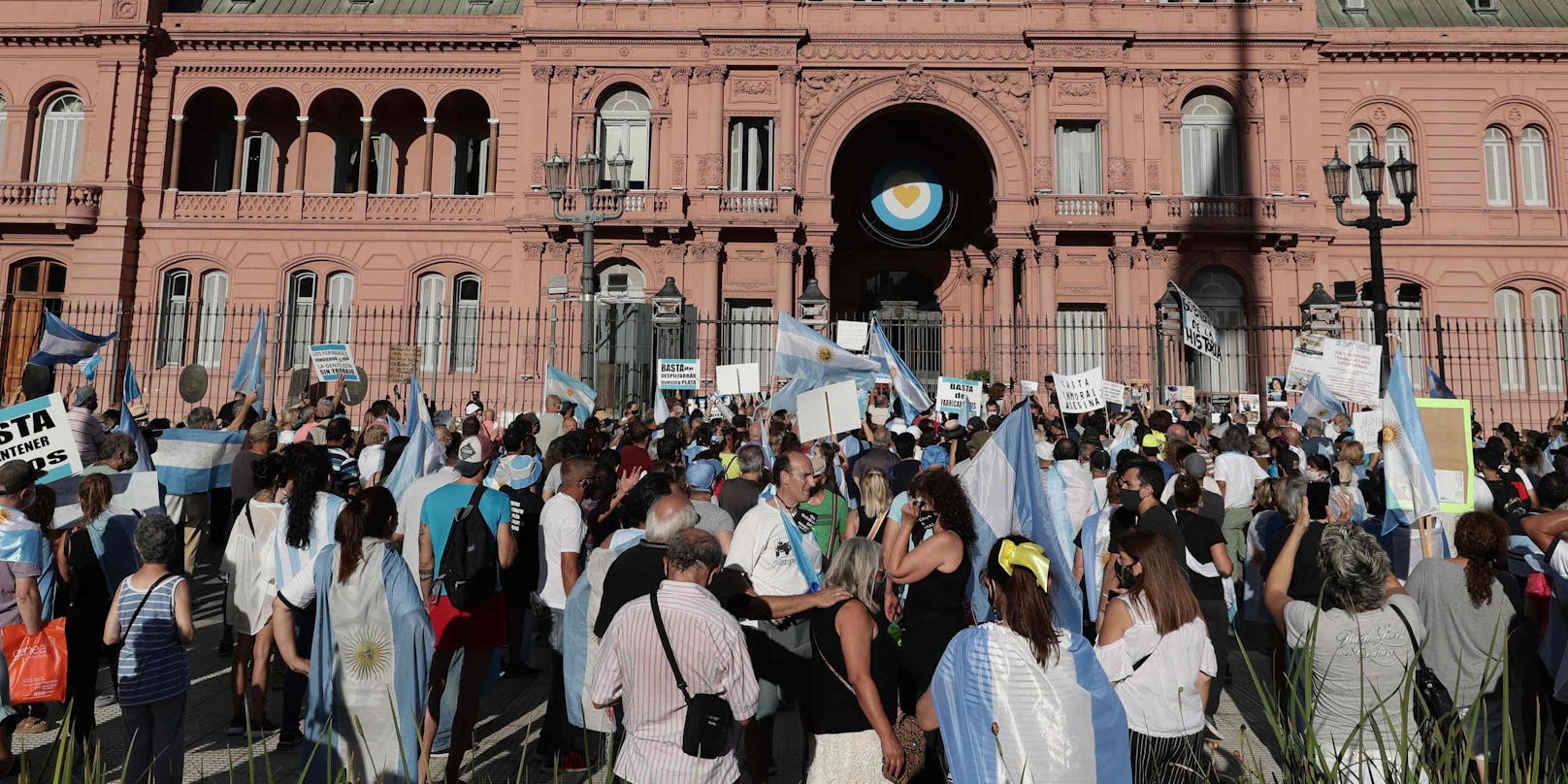 Nach einem Impf-Skandal gehen viele Argentinier auf die Straße. 