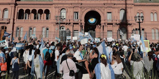 Nach einem Impf-Skandal gehen viele Argentinier auf die Straße.
