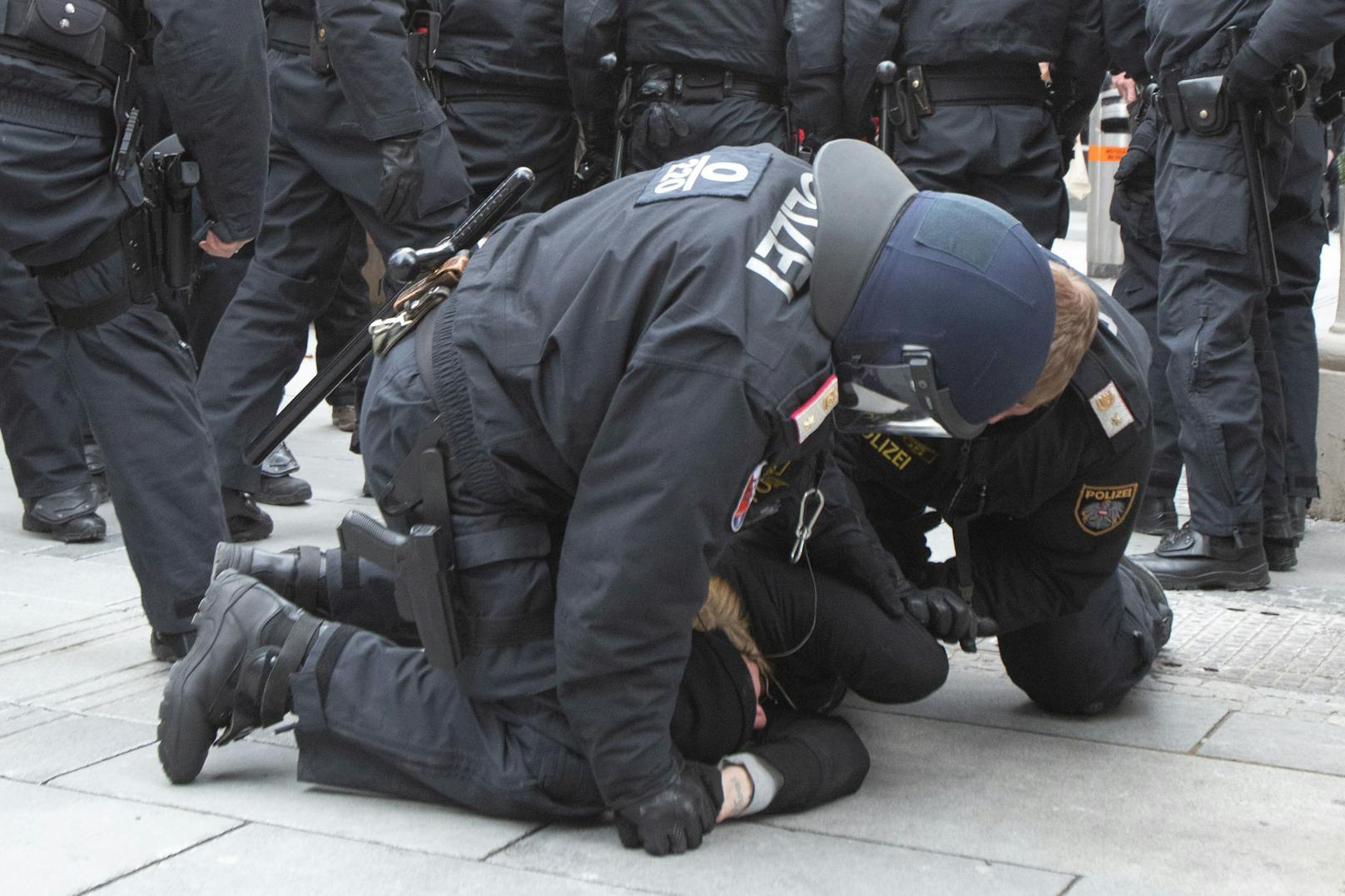 Polizei-Einsatz gegen Demonstranten - hier ein Archivfoto. 
