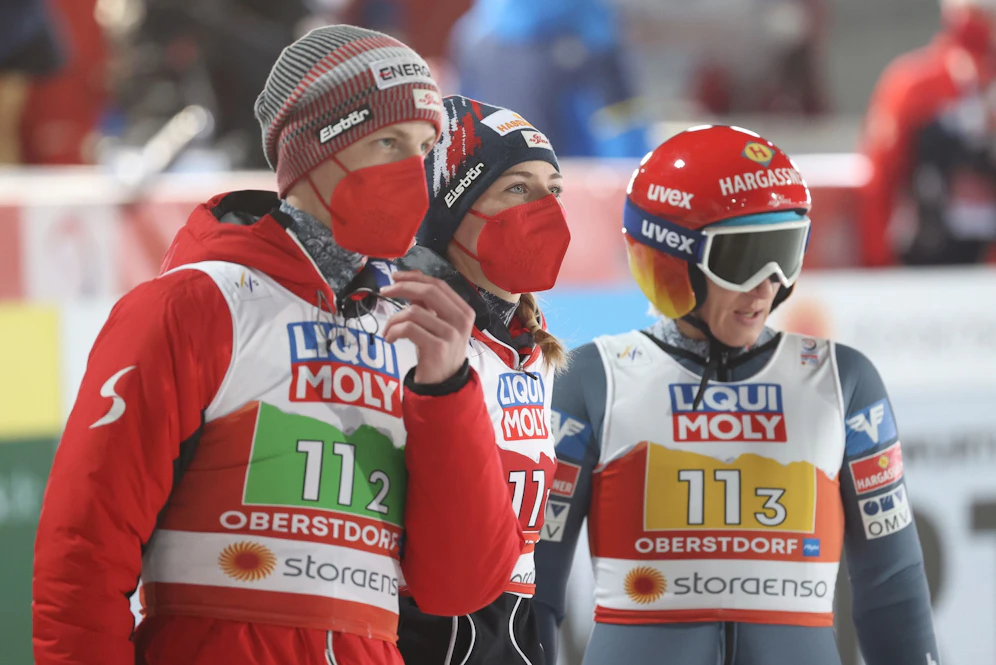 Das ÖSV-Team jubelt über Rang drei.