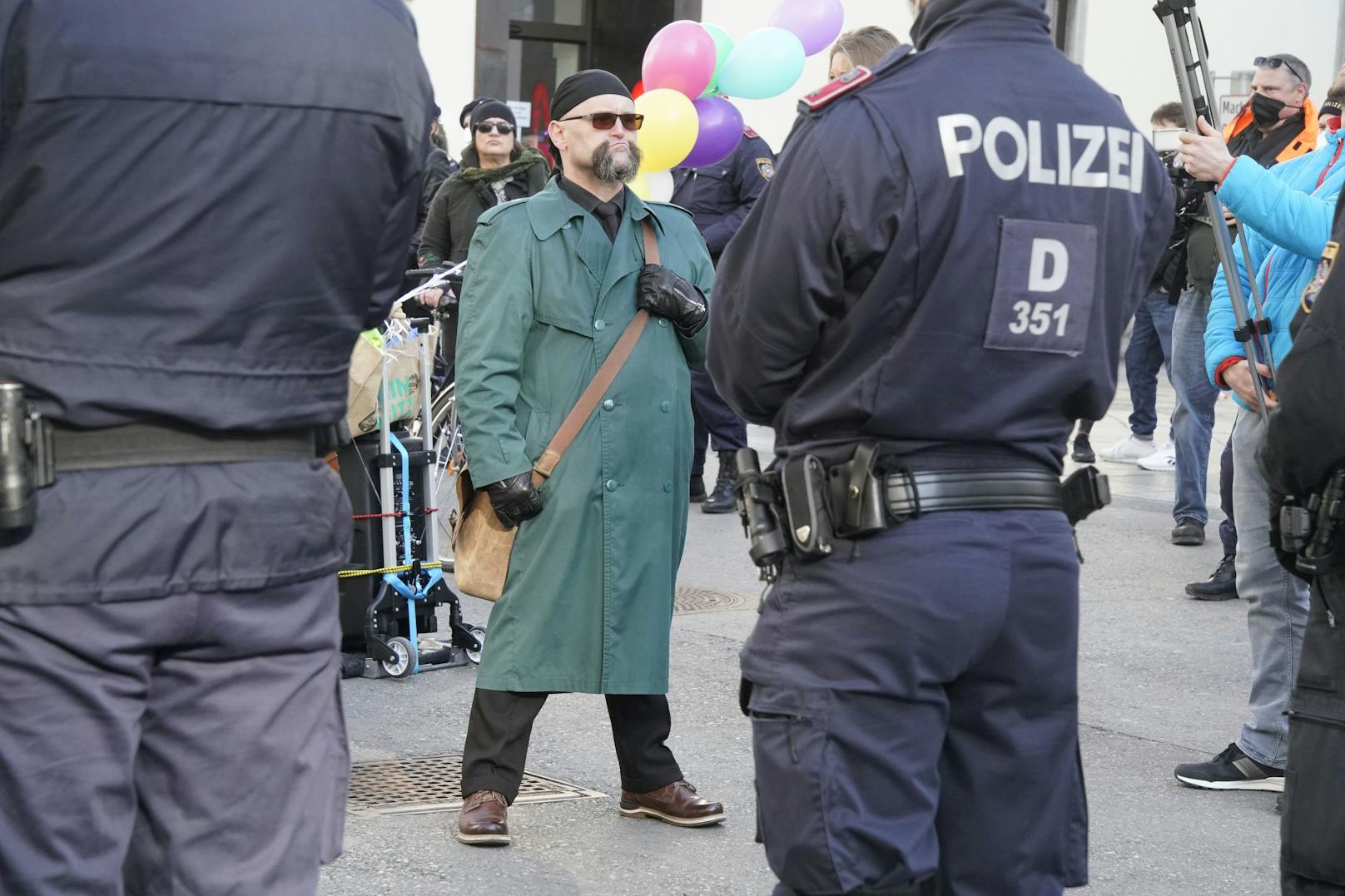 Der "Spaziergang für mehr Menschlichkeit" durch die Wiener City wird von einem großen Polizeiaufgebot begleitet