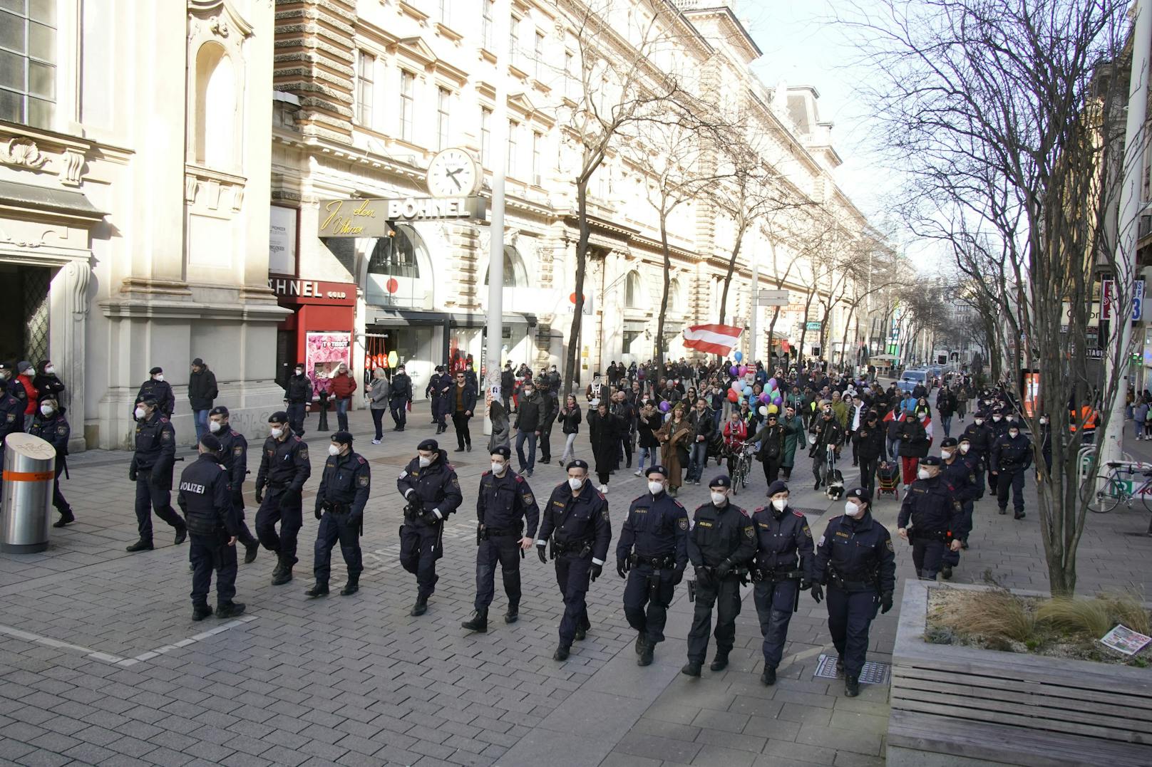 Der "Spaziergang für mehr Menschlichkeit" durch die Wiener City wird von einem großen Polizeiaufgebot begleitet