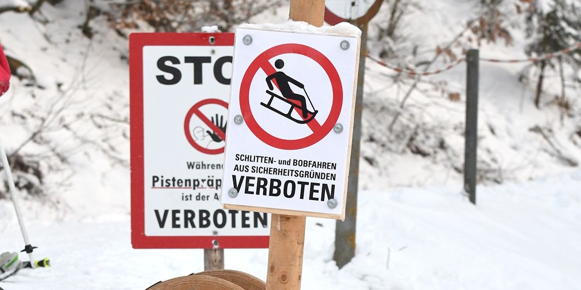 Aus bislang ungeklärter Ursache gerieten jedoch alle drei Familienmitglieder von der Rodelbahn auf die durch Hinweisschilder und Verbotsschilder für Rodler gekennzeichnete Skipiste.