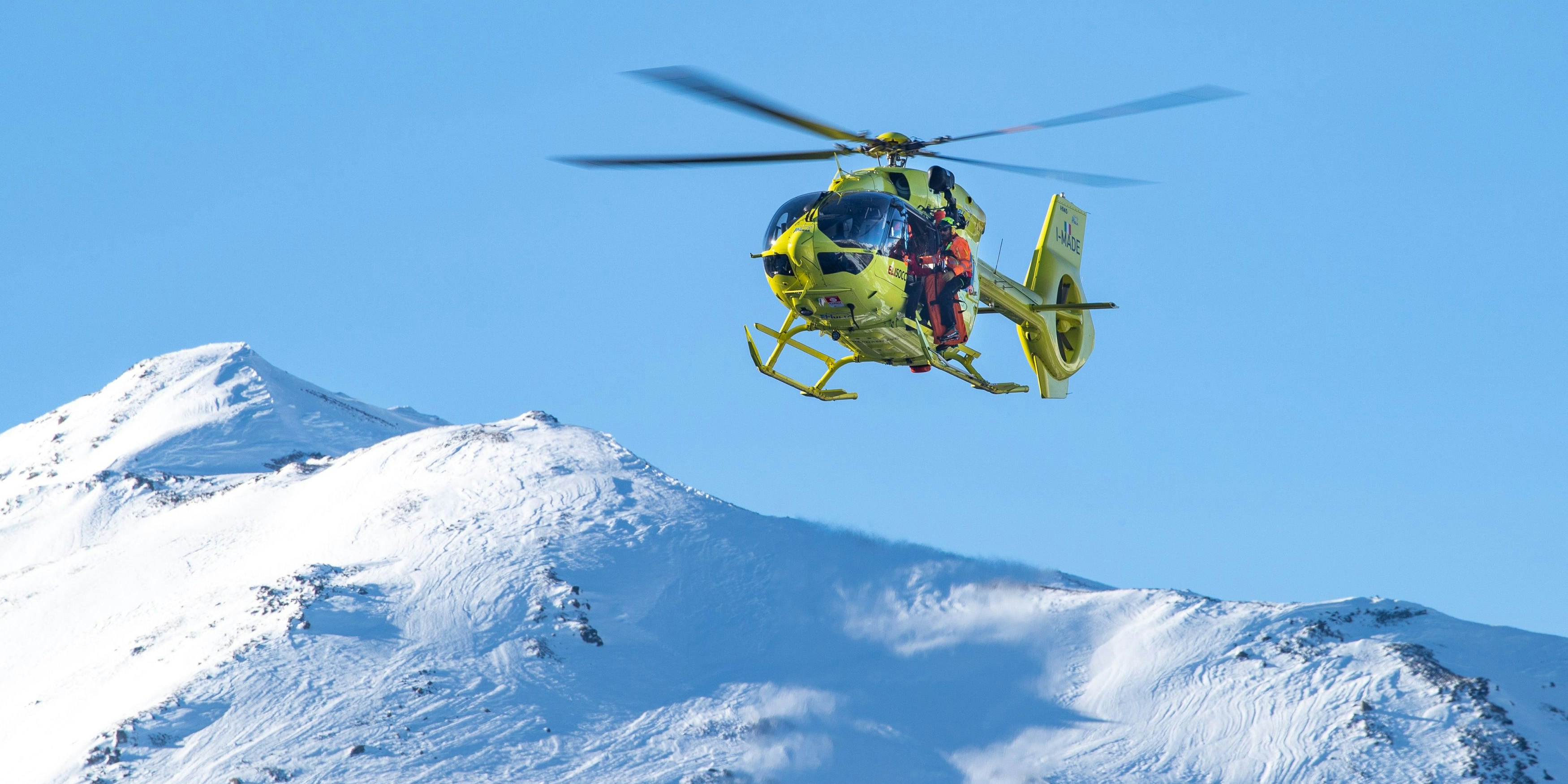 Download von www.picturedesk.com am 28.02.2021 (18:13).  THEMENBILD - Bergretter und Flugretter während der Bergung des Verletzten österreichischen Skirennläufers Christopher Neumayer auf der Pista Stelvio am Sonntag, 29. Dezember 2019 in Bormio,Italien. Hier im Bild: Notarzt Helikopter und Flugretter im Warteposition und bereiten sich auf die Seilbergung vor // Mountain- and air rescuers during the rescue of injured Austrian ski racer Christopher Neumayer at the Pista Stelvio on Sunday, December 29, 2019 in Bormio, Italy. Here in the picture: Emergency helicopter and air rescuer in the waiting position and preparing for the rope recovery. EXPA Pictures © 2019, PhotoCredit: EXPA/ Johann Groder - 20200103_PD5015 - Rechteinfo: Rights Managed (RM)
