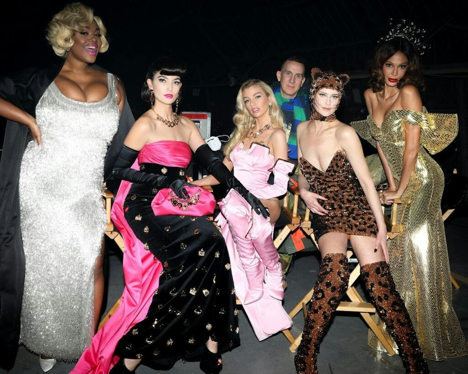 Moschino verzauberte auf der Mailänder Fashion Week mit einem eigenen Modefilm. Models waren Hailey Bieber oder Dita von Teese.