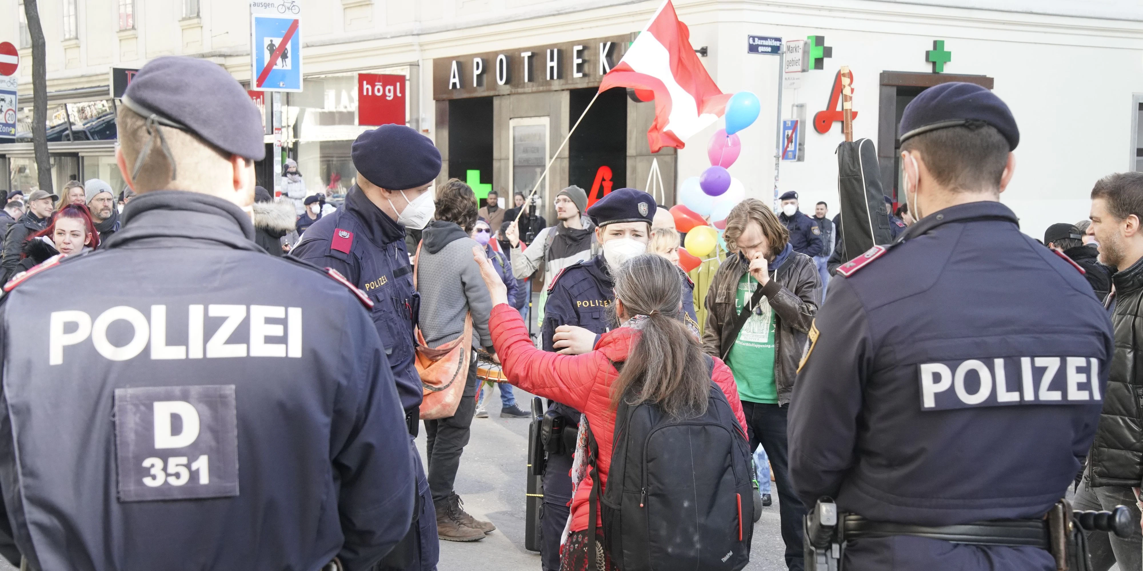 Der "Spaziergang für mehr Menschlichkeit" durch die Wiener City wird von einem großen Polizeiaufgebot begleitet