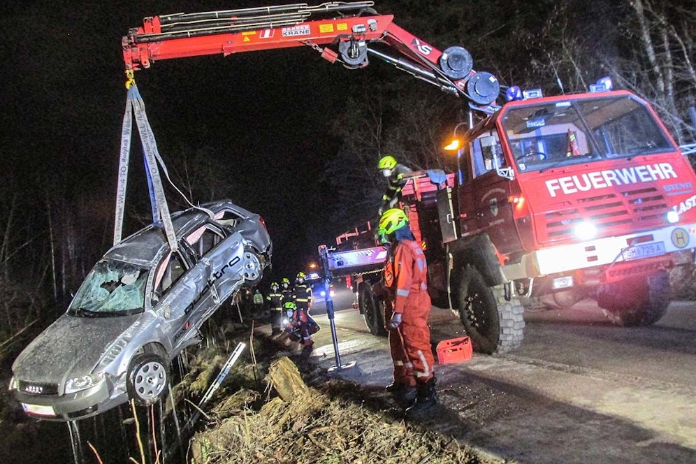 Der Wagen stürzte über eine Böschung ins Wasser.