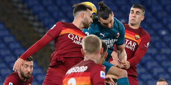 Zlatan Ibrahimovic umzingelt von AS-Roma-Spielern.