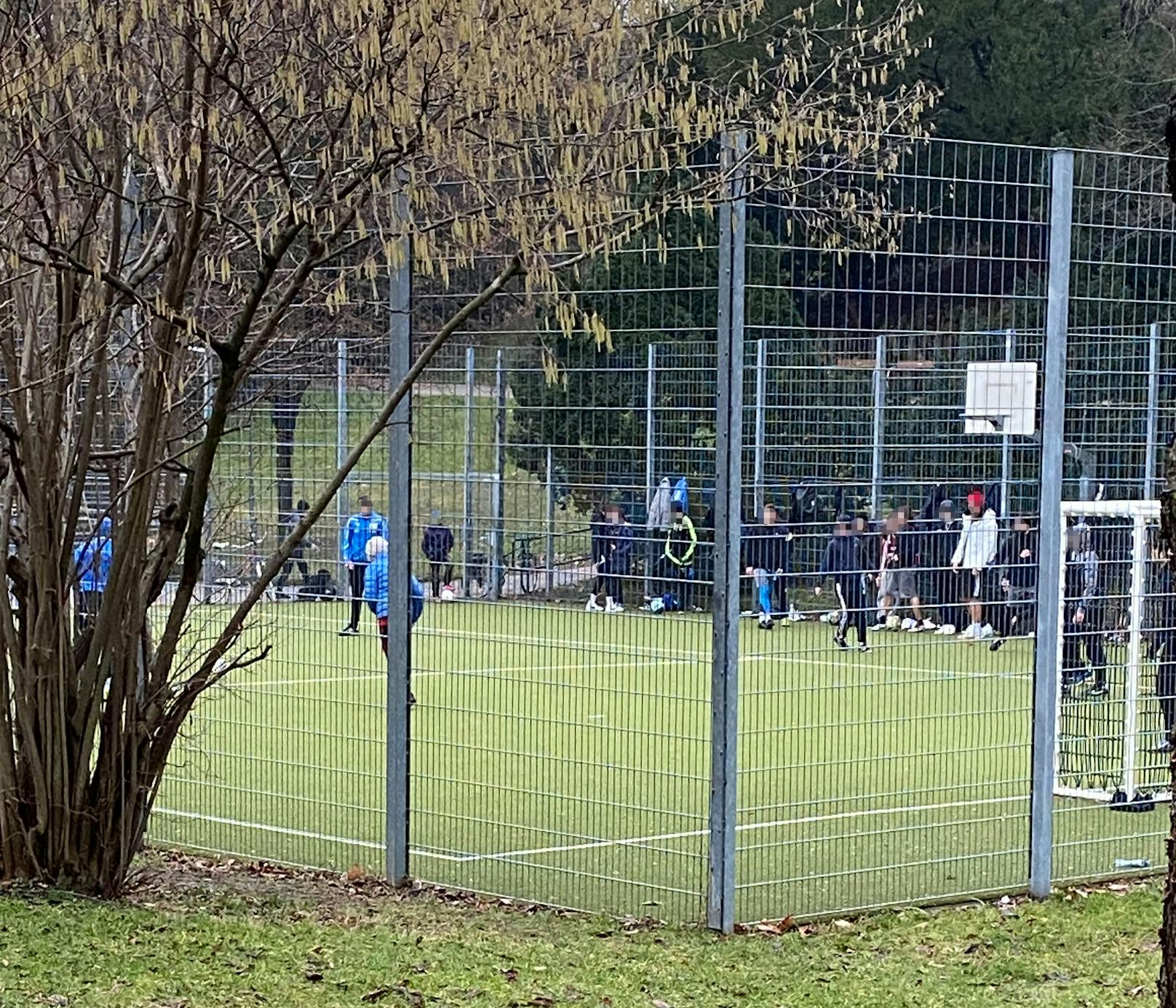 Ein Leser sah, wie die jungen Leute im Käfig Fußball spielten.