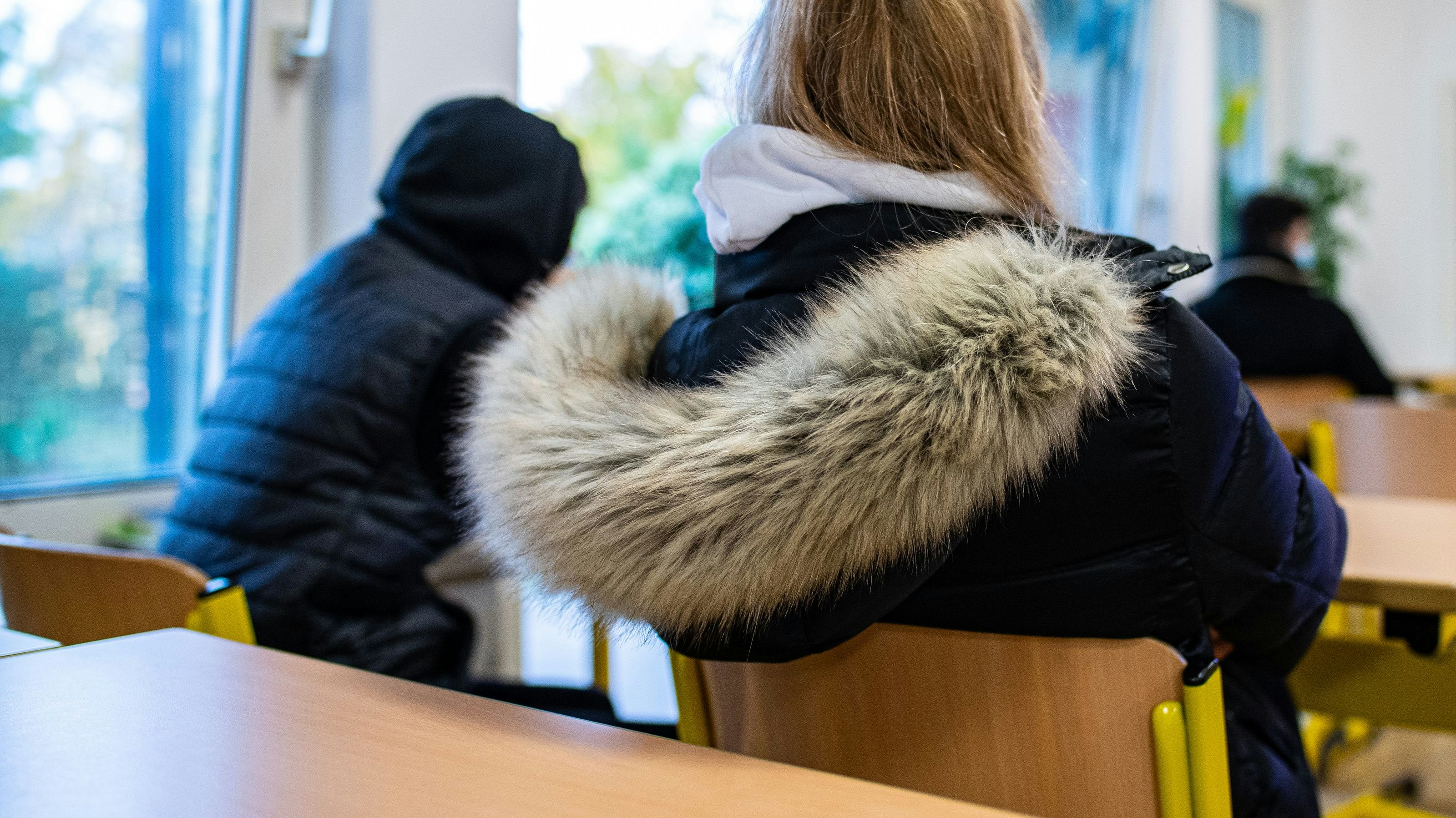 Download von www.picturedesk.com am 03.02.2021 (16:05).  26 October 2020, North Rhine-Westphalia, Gütersloh: At the start of school in North Rhine-Westphalia, after the autumn holidays, a female student sits with her winter jacket with the windows open in a class at Freiherr-vom-Stein-Realschule in Gütersloh. Intensive ventilation of the classrooms is an important element in the schools' hygiene concepts for protection against corona. Many students and parents fear that it could get cold in the classrooms in the coming weeks and months. Every 20 minutes, the Ministry of Education stipulates that classrooms must be ventilated. This is a measure to ensure that the aerosol concentration and thus the risk of corona does not increase too much. Photo: Guido Kirchner/dpa - 20201026_PD1179 - Rechteinfo: Rights Managed (RM)