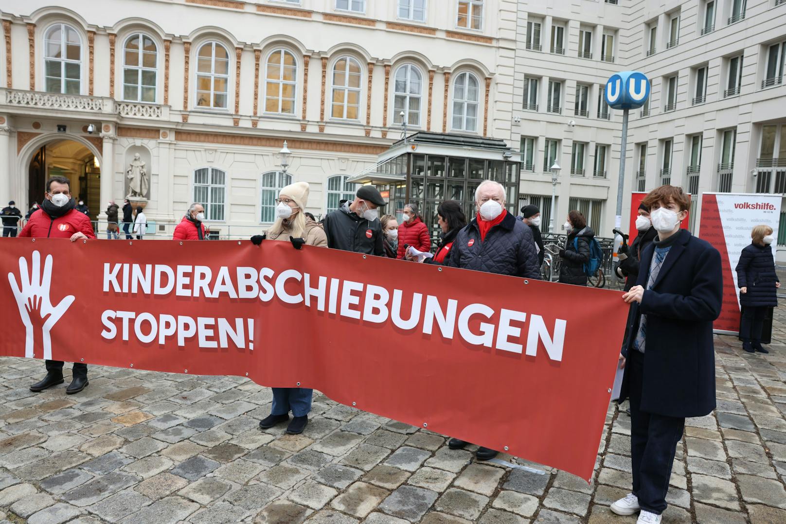 Unter dem Motto "Kinderabschiebungen stoppen" versammelten sich Mittwochnachmittag zahlreiche Persönlichkeiten aus der Zivilgesellschaft, um gegen das Vorgehen von Innenminister Karl Nehammer (ÖVP) zu protestieren.