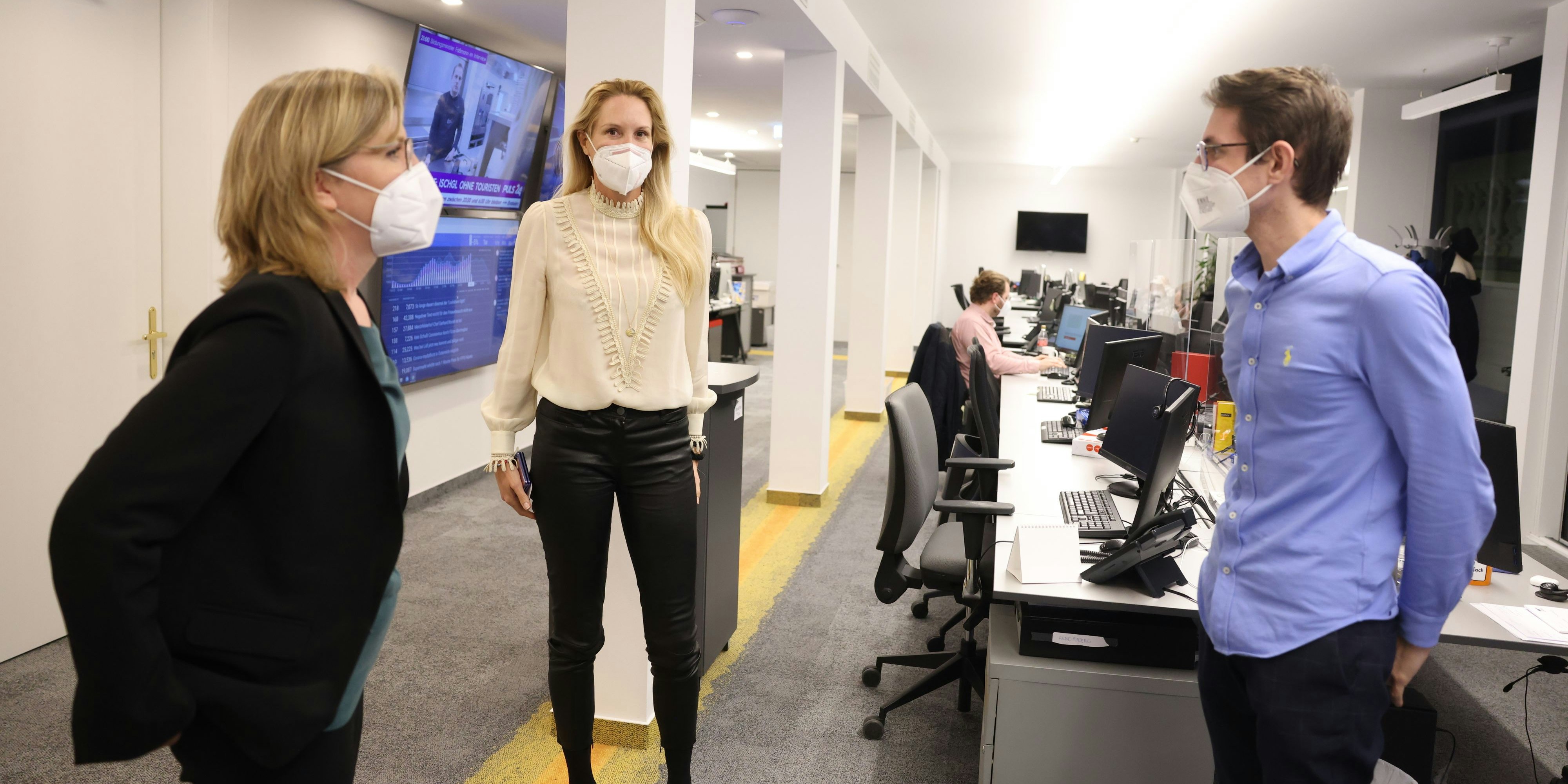 Umweltministerin Leonore Gewessler im Gespräch mit <em>"Heute"</em>-Herausgeberin Eva Dichand und Clemens Oistric<br>