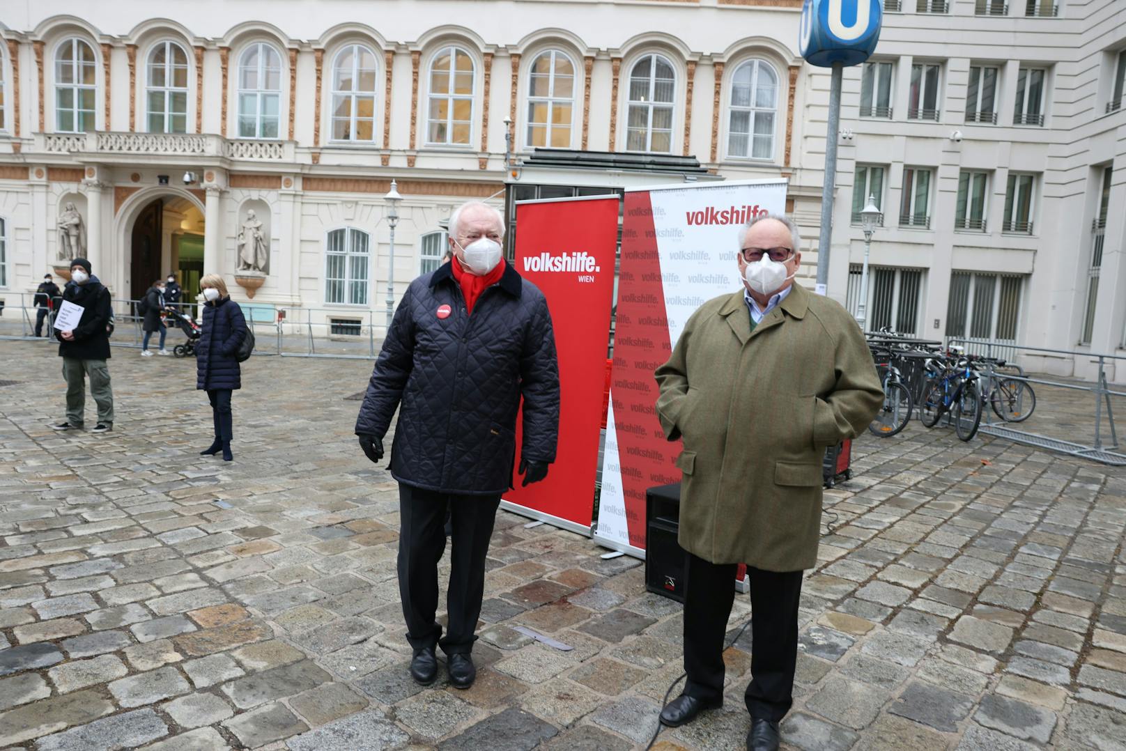 Initiiert wurde die Aktion von Alt-Bürgermeister und Ehrenpräsident der Volkshilfe Wien Michael Häupl (links, hier mit dem Präsidenten des Verein Menschenwürde Österreich Christian Konrad).