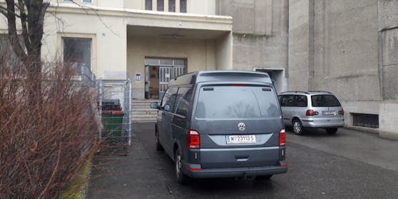 Mord-Alarm in Wien-Favoriten: Die Polizei ist am Stefan-Fadinger-Platz vor Ort.