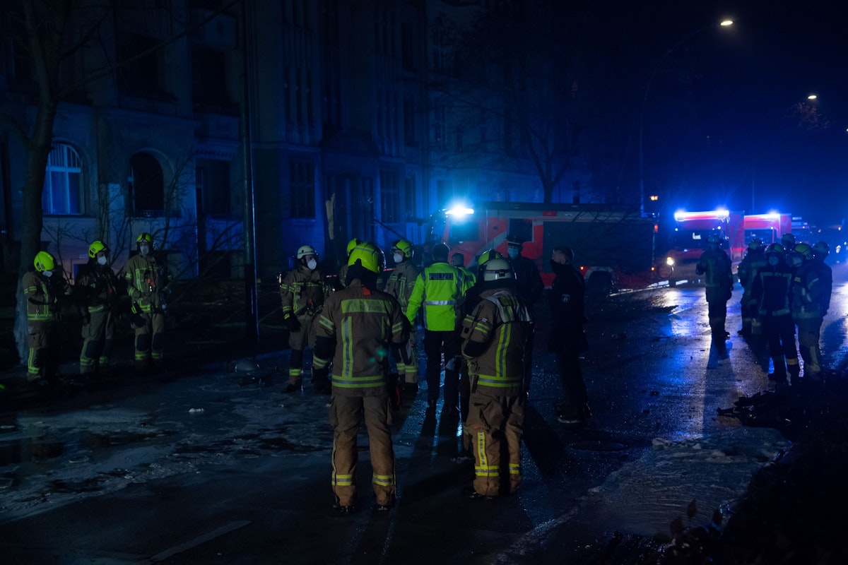 Download von www.picturedesk.com am 03.02.2021 (09:24).  03 February 2021, Berlin: Firefighters and police stand at Treptower Park. In a serious car accident in Berlin-Treptow, one person died, three others were seriously injured. Photo: Paul Zinken/dpa - 20210203_PD0199 - Rechteinfo: Rights Managed (RM)