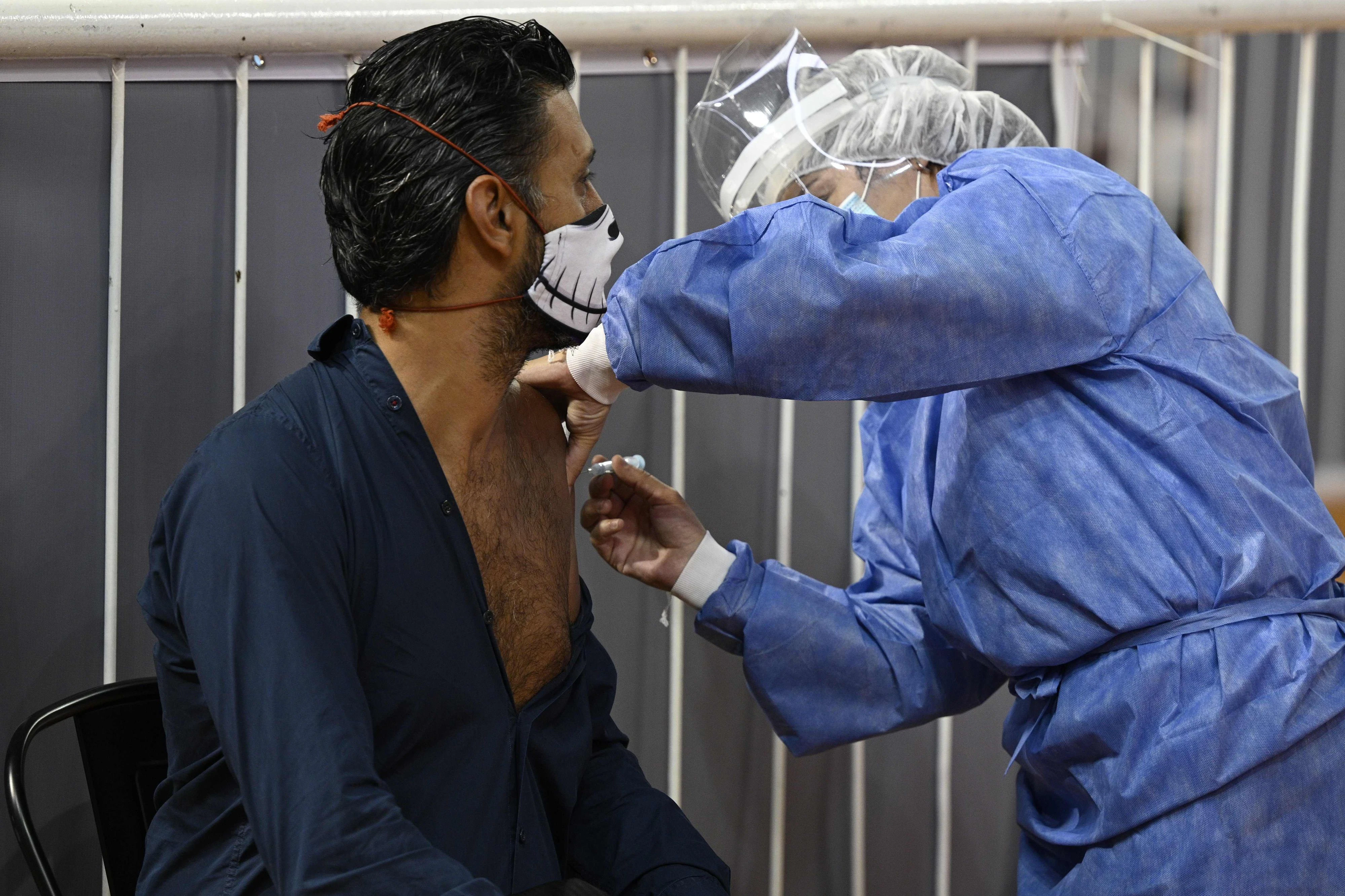 Download von www.picturedesk.com am 03.02.2021 (11:23).  A health worker receives a dose of the Sputnik V vaccine against COVID-19, at the basketball court of Argentine club River Plate, bellow the grandstand of the Monumental stadium, in Buenos Aires on February 2, 2020. (Photo by Juan MABROMATA / AFP) - 20210202_PD5682 - Rechteinfo: Rights Managed (RM) Nur für redaktionelle Nutzung! Werbliche Nutzung erfordert Freigabe: bitte schicken Sie uns eine Anfrage.