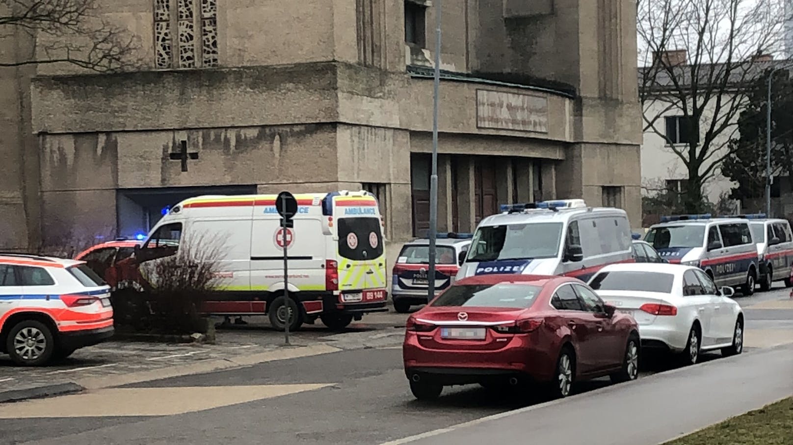 Mordalarm in Wien: Eine 45-Jährige ist bei einer&nbsp;syrisch-orthodoxen Kirche in Favoriten von ihrem Ehemann mit einem Messer attackiert worden.