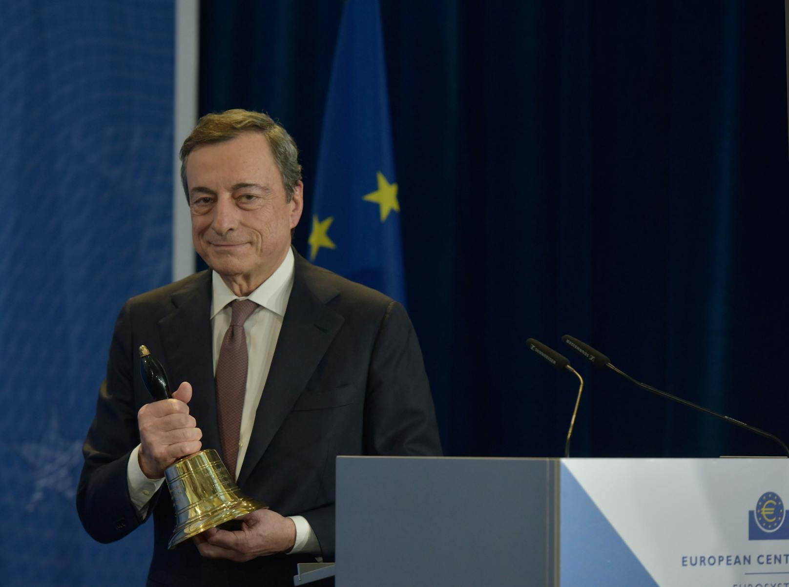 Ein Bild aus früheren Tagen: Bei der Verabschiedung aus der Europäischen Zentralbank musste Mario Draghi noch keinen Mundschutz tragen.