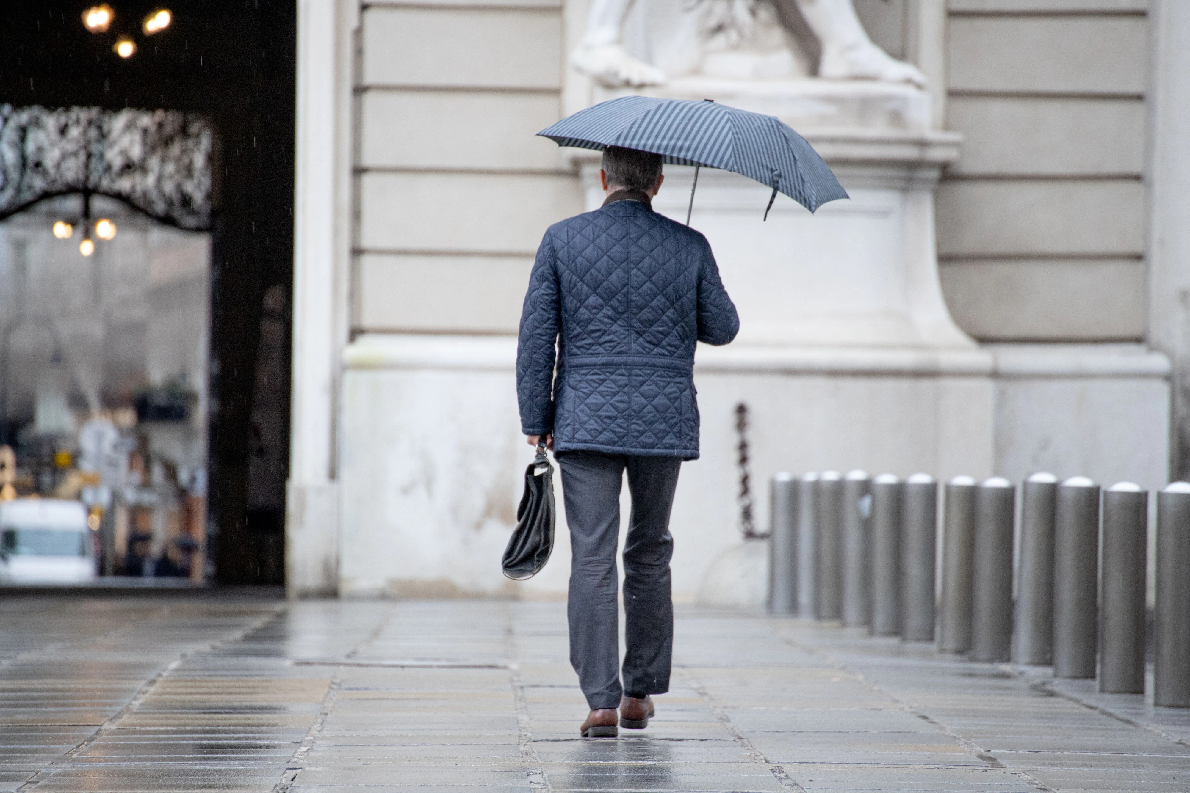 Download von www.picturedesk.com am 03.02.2021 (09:24).  Das Wetter zeigt sich kalt und regnerisch im Herbst in Wien. Im Bild: Mann mit Regenschirm spaziert am Wiener Heldenplatz. Oktober 2020 // Autumn: Rainy and cold weather conditions in Vienna. Picture: Man with an umbrella walks in Vienna, Austria. October 2020 - 20201030_PD13653 - Rechteinfo: Rights Managed (RM)