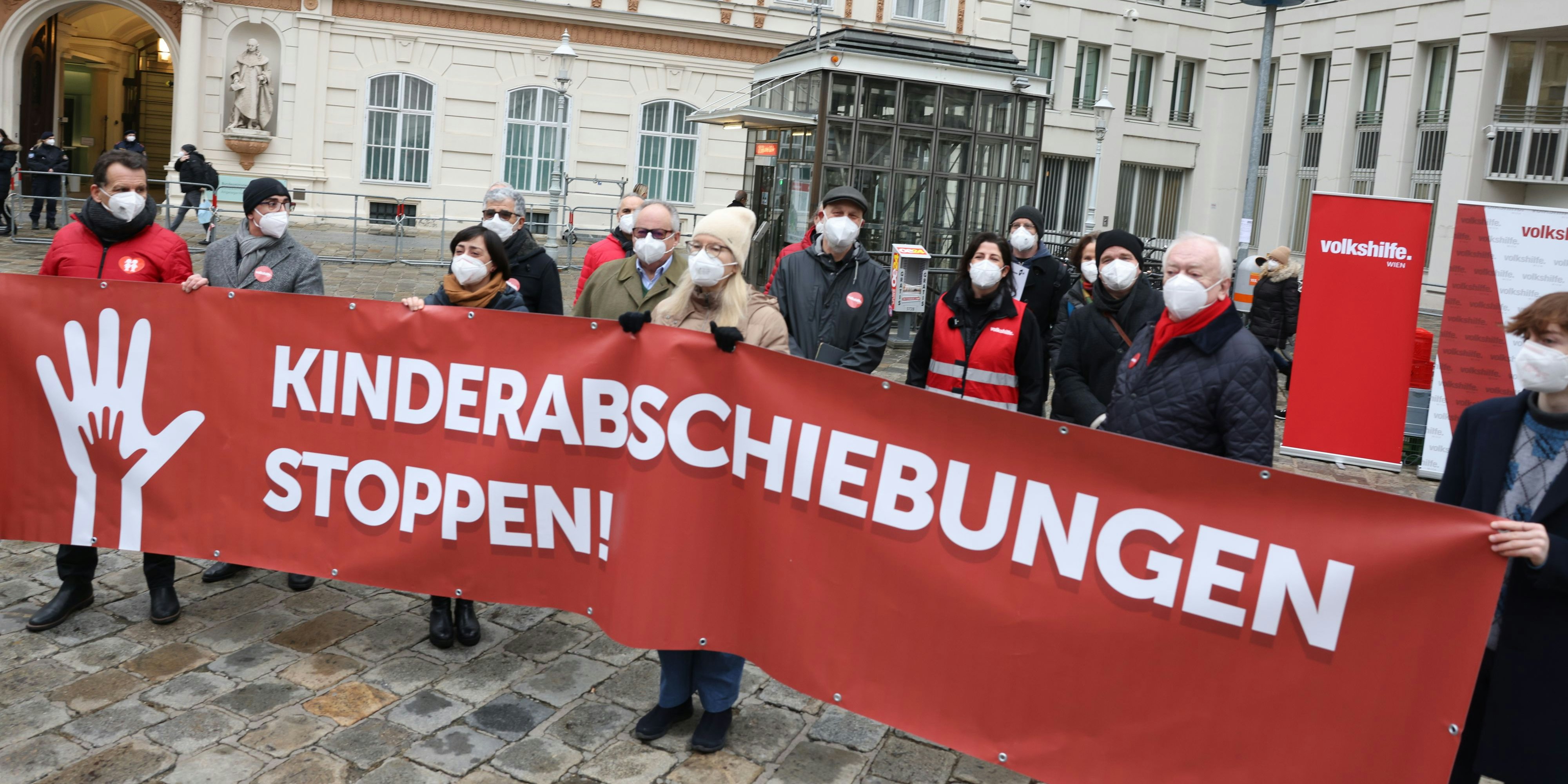 Michael Häupl mit Transparent und Mitstreitern vor dem Kurz-Büro.
