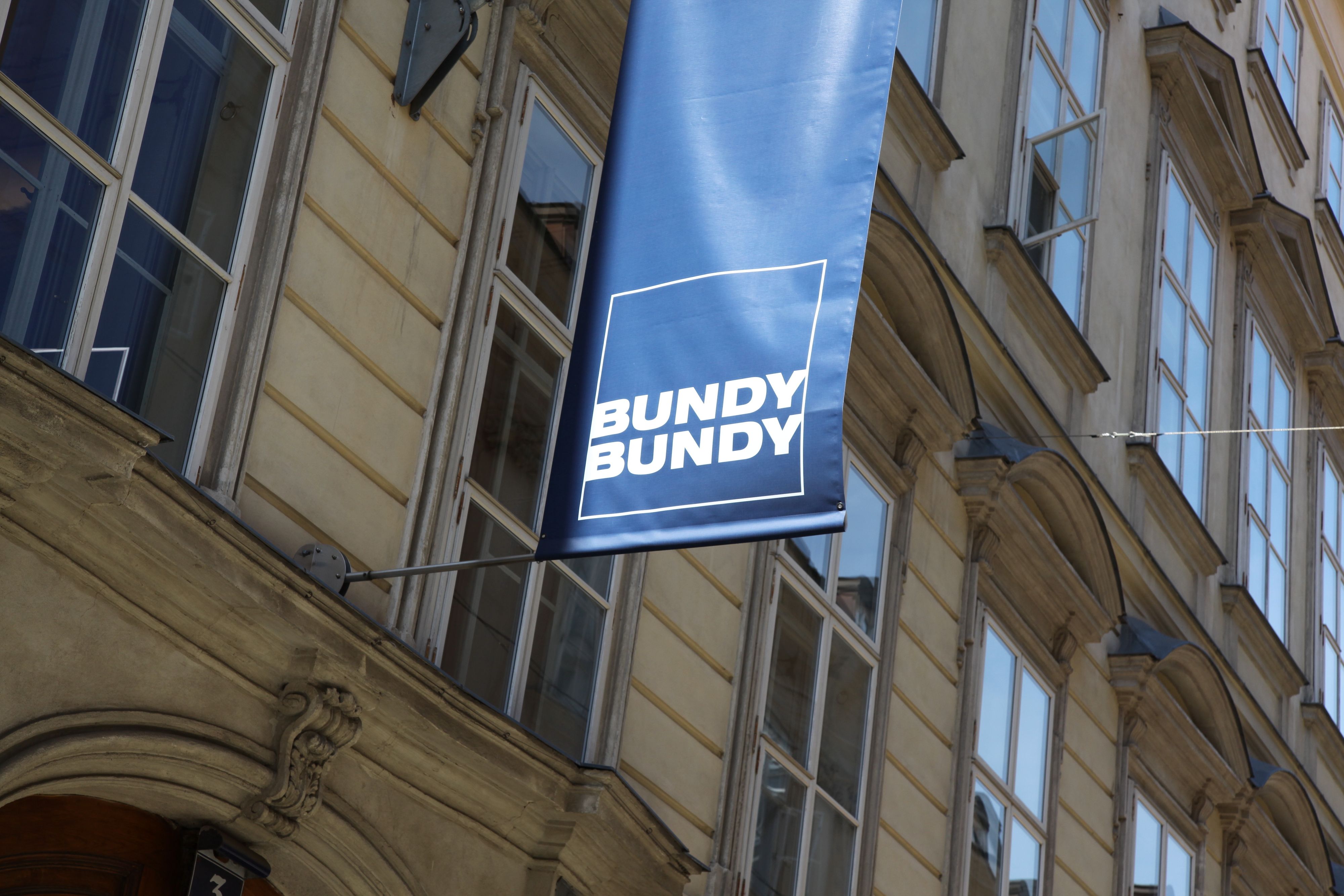 Download von www.picturedesk.com am 03.02.2021 (07:52).  - BUNDY BUNDY SALON (SUJET), BUNDY BUNDY Gesellschaft m.b.H. (http://www.bundy.at/), iGebäude aussen, Wallnerstrasse, Fahne, Logo, Friseur, Frisör - 20130529_PD1902 - Rechteinfo: Rights Managed (RM)