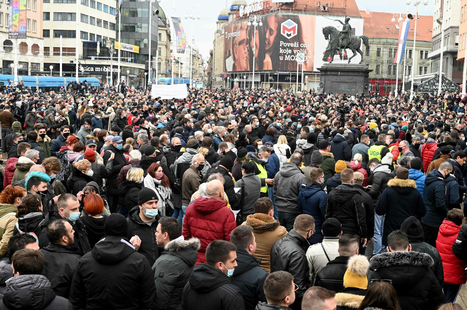 Tausende Menschen haben aus Frust am Mittwoch in Zagreb gegen die Corona-Maßnahmen der Regierung protestiert. 