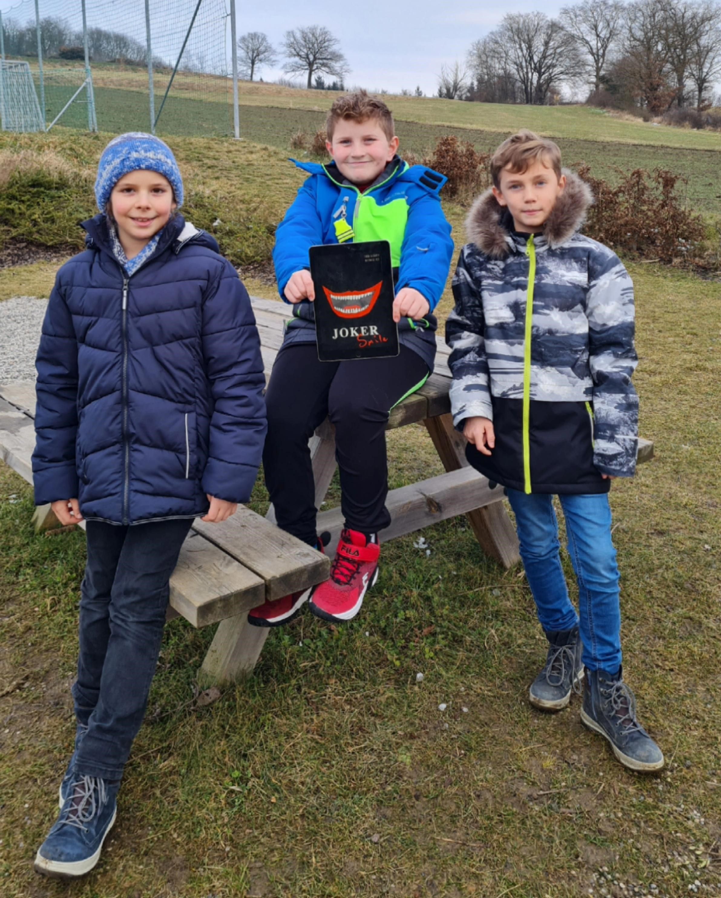 Die Volksschüler Matthaeus, Simon und Luis mit ihrem Werk.