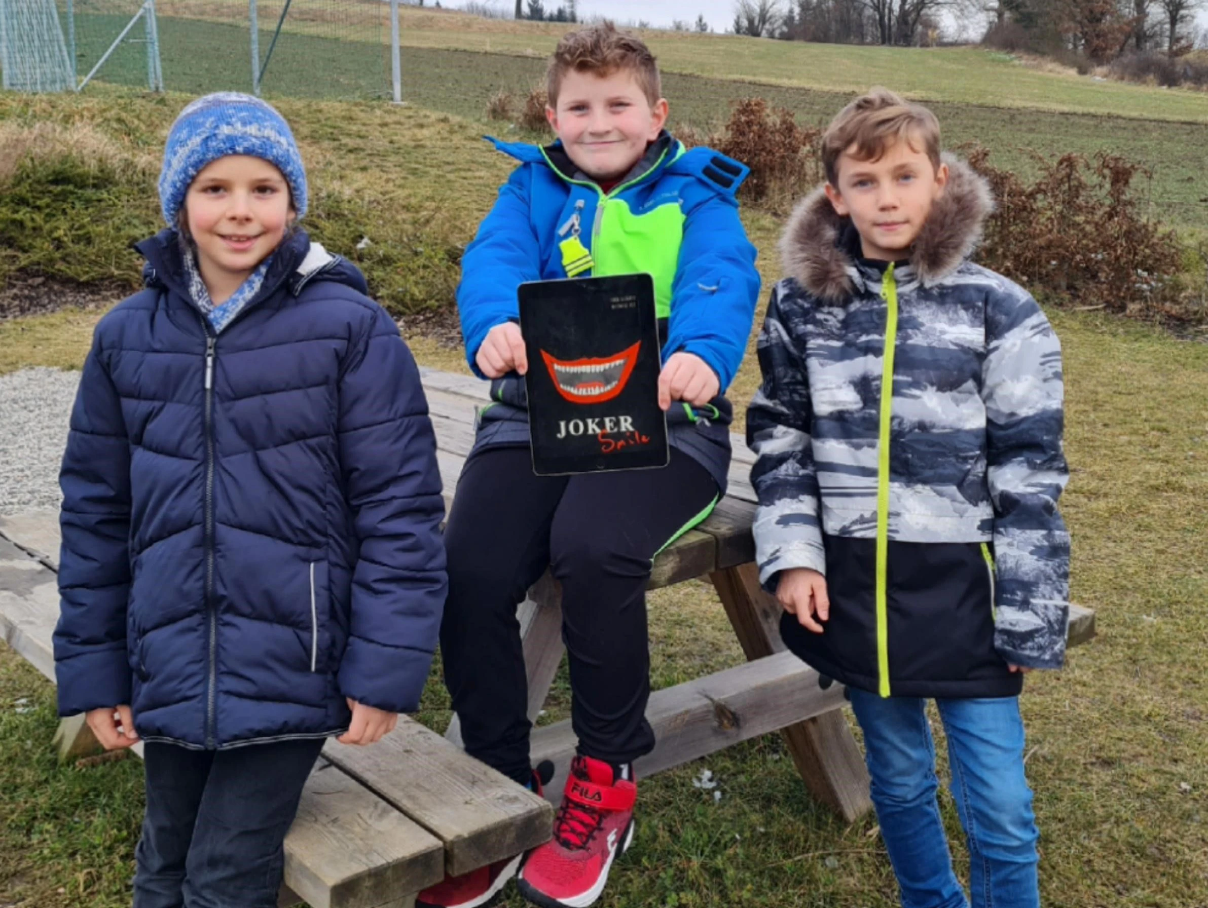 Die Volksschüler Matthaeus, Simon und Luis mit ihrem Werk.