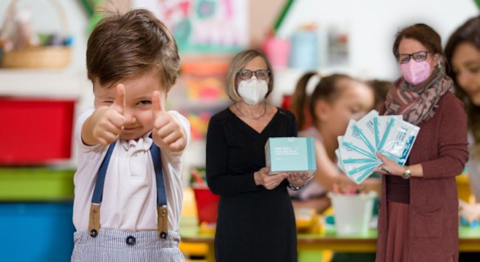 Kindergartenleiterin Monika Morawetz und Teschl-Hofmeister, Symbolfoto im Hintergrund.