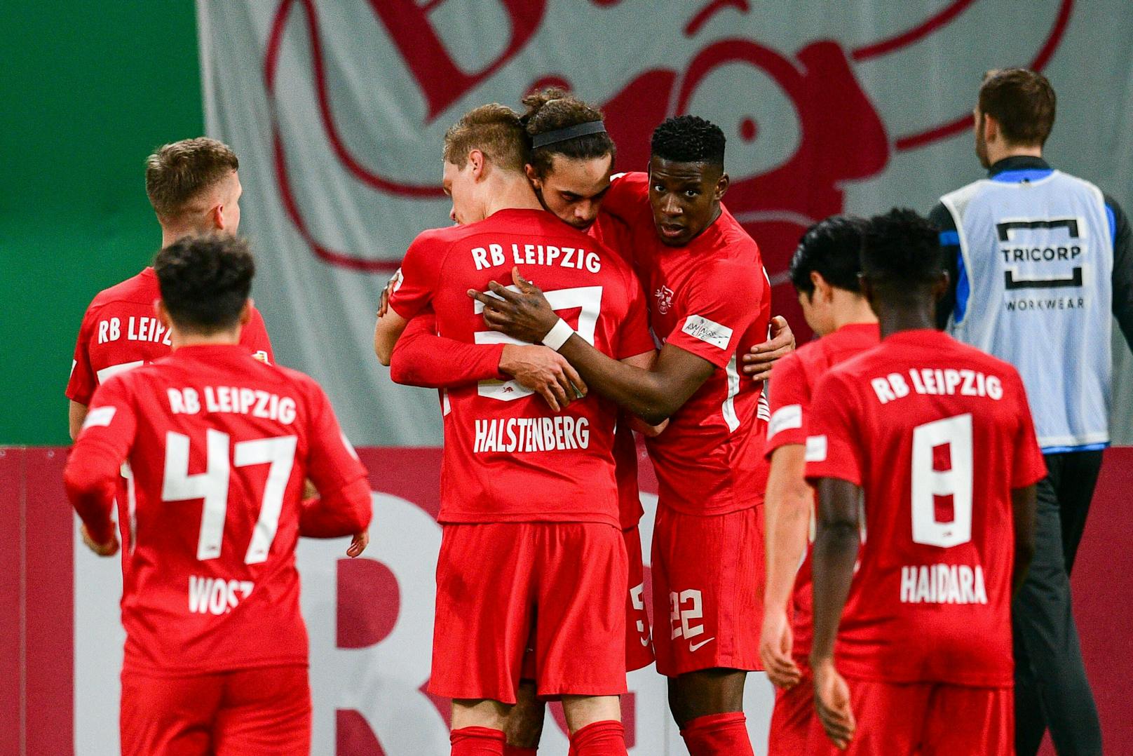 RB Leipzig jubelt über den Aufstieg im Pokal.