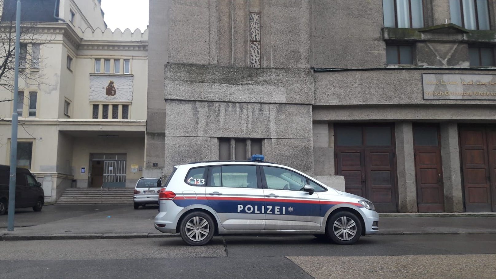 Mord-Alarm in Wien-Favoriten: Ein Mann soll eine 45-jährige Frau attackiert und tödlich verletzt haben.