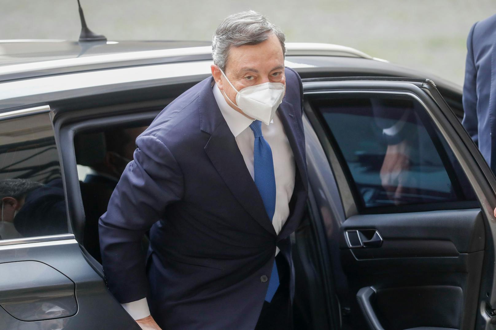 Auf aktuellen Pressefotos sieht man Italiens künftigen Premierminister nur noch mit Maske.&nbsp;
