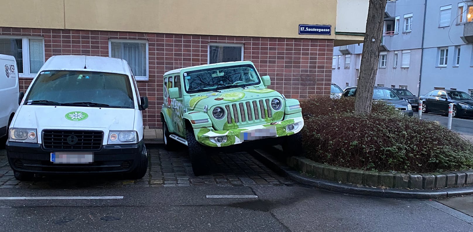 Jeep parkt auf Verkehrsinsel in Wien-Hernals