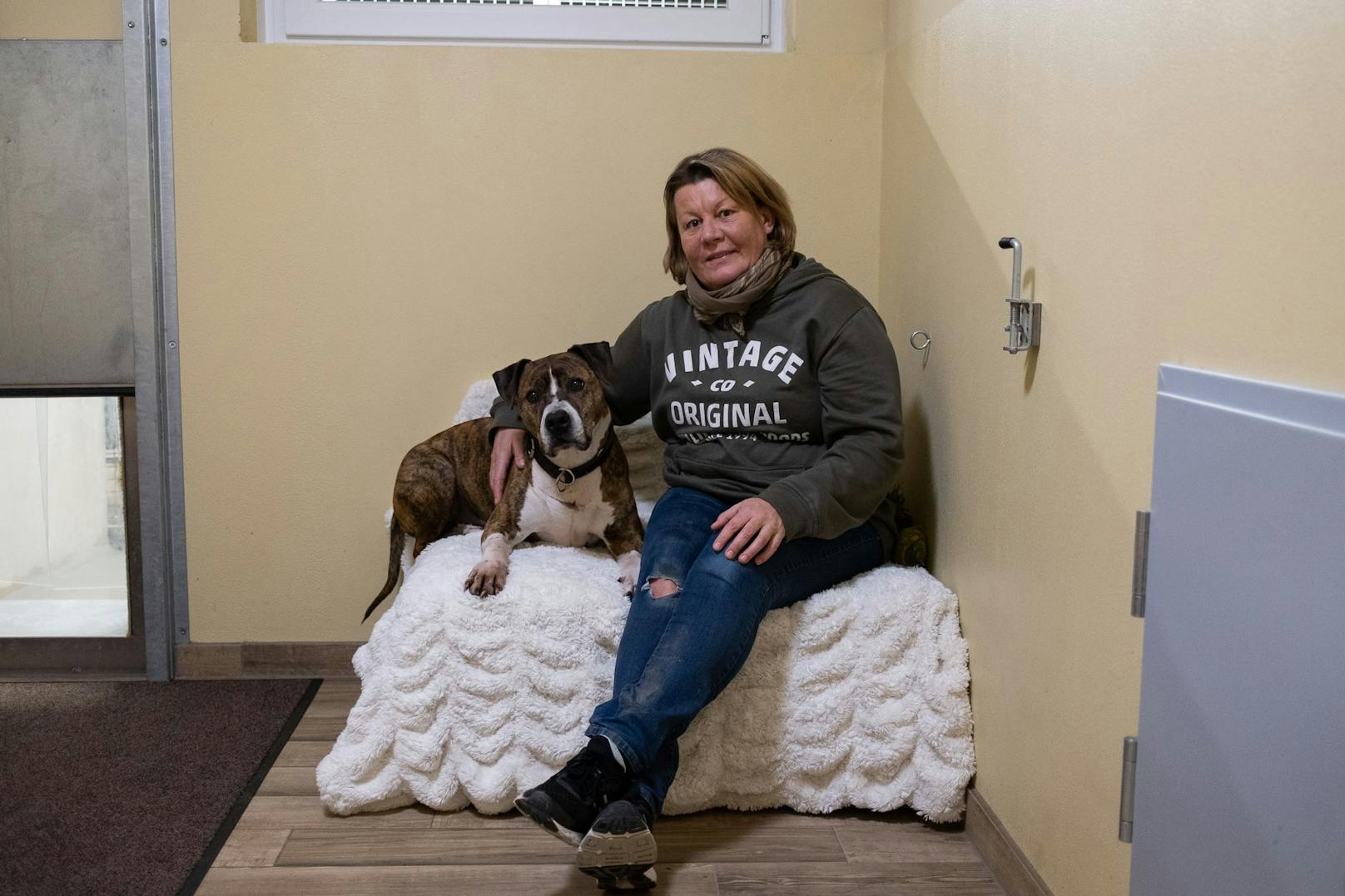 Seit acht Jahren lebt der Staffordshire-Terrier Duke, hier mit Pflegerin Agnes Schischka, im Tierheim Linz.