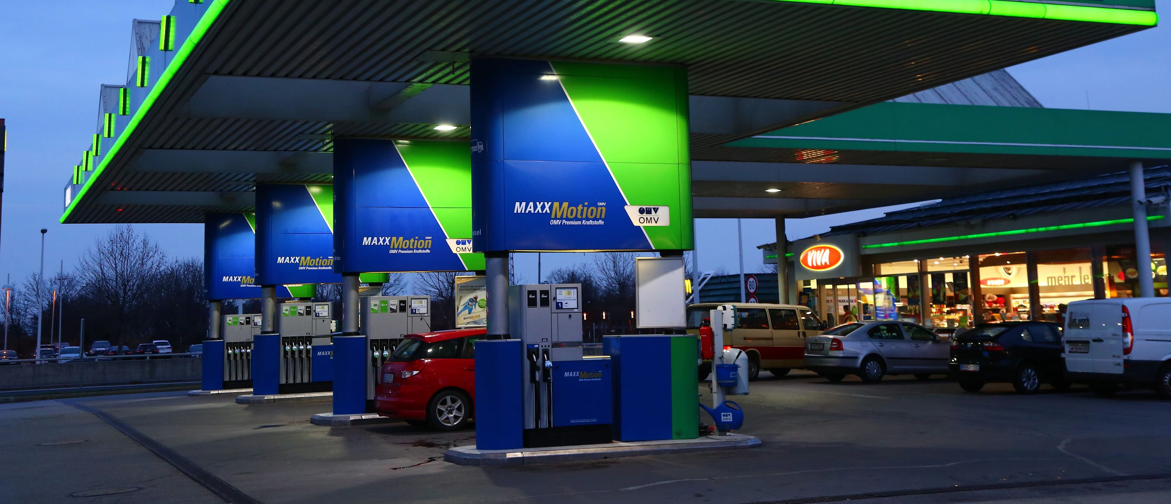 Download von www.picturedesk.com am 03.02.2021 (10:52).  - OMV TANKSTELLE FILIALE (SUJET), Filiale (http://www.omv.com), Logo, Tanken, Zapfsäule, Preistafel, Fahnen, Viva - 20160316_PD5236 - Rechteinfo: Rights Managed (RM)