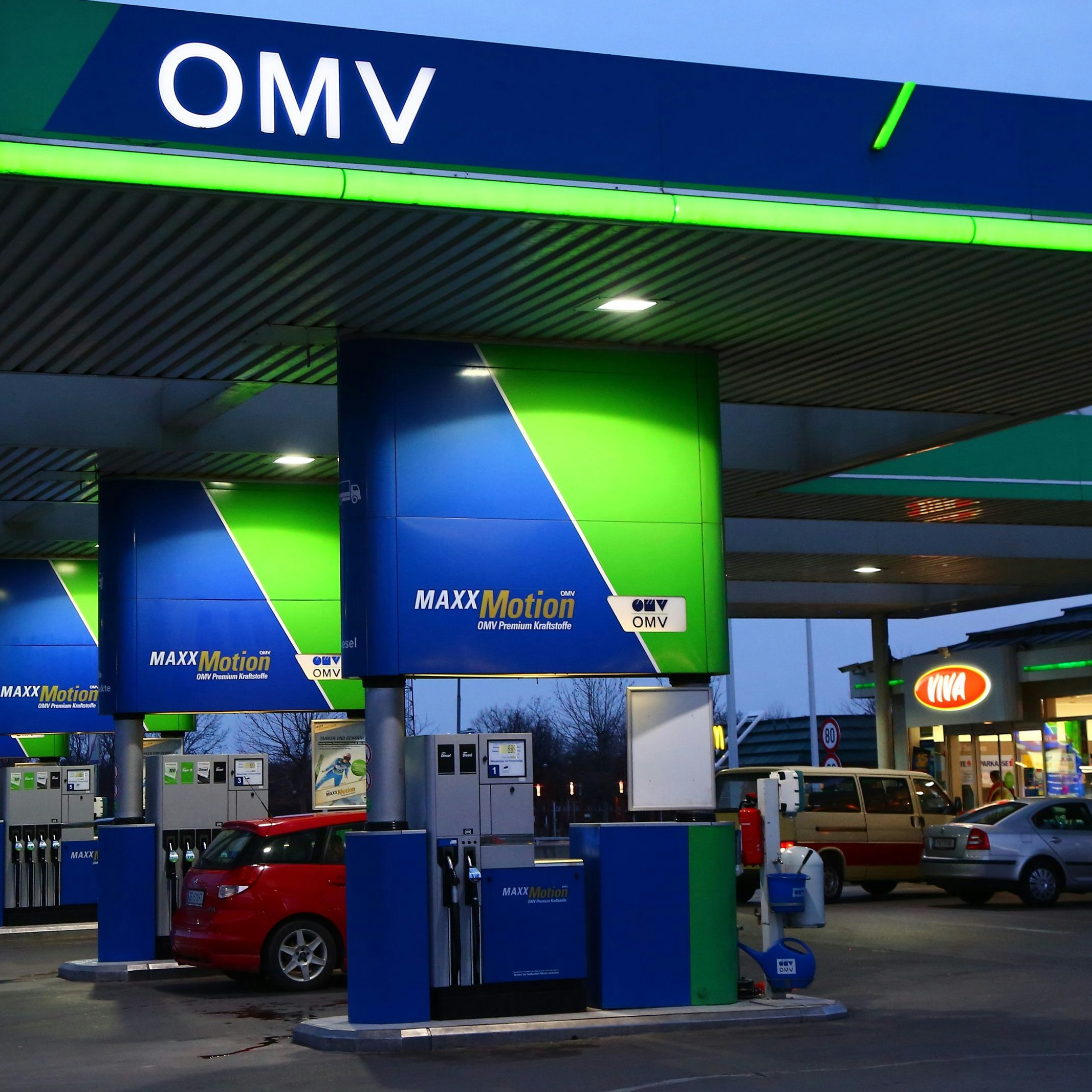 Download von www.picturedesk.com am 03.02.2021 (10:52).  - OMV TANKSTELLE FILIALE (SUJET), Filiale (http://www.omv.com), Logo, Tanken, Zapfsäule, Preistafel, Fahnen, Viva - 20160316_PD5236 - Rechteinfo: Rights Managed (RM)
