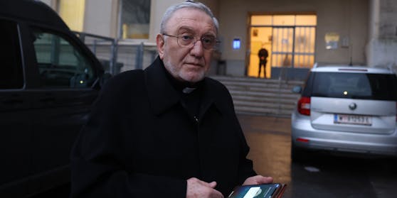Seelsorger Emanuel Aydin am Schauplatz der Tragödie in Favoriten.
