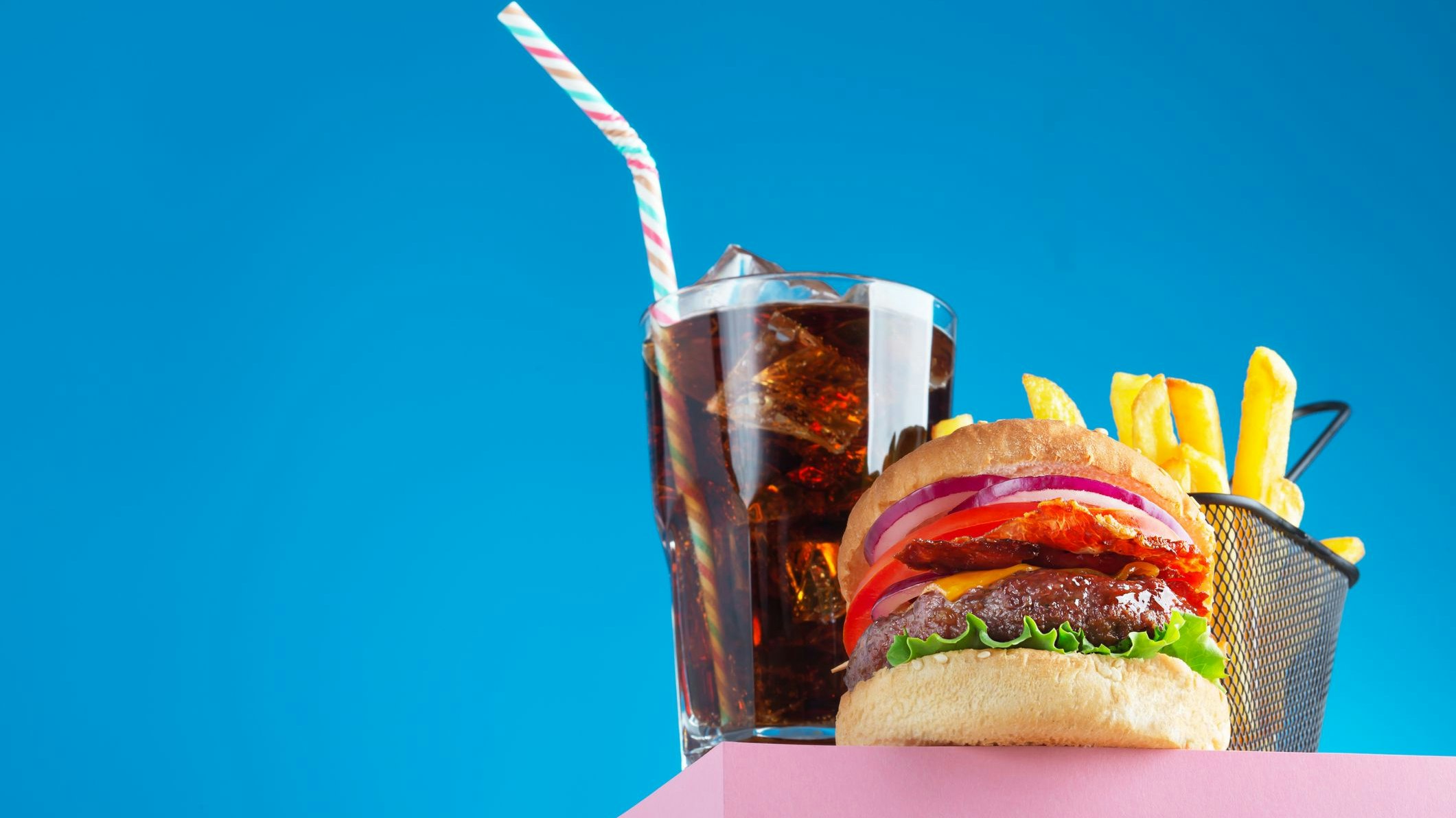 30 Sekunden im Mund und eeeeewig auf den Hüften. Burger und Cola ist eine böse Kombination. 