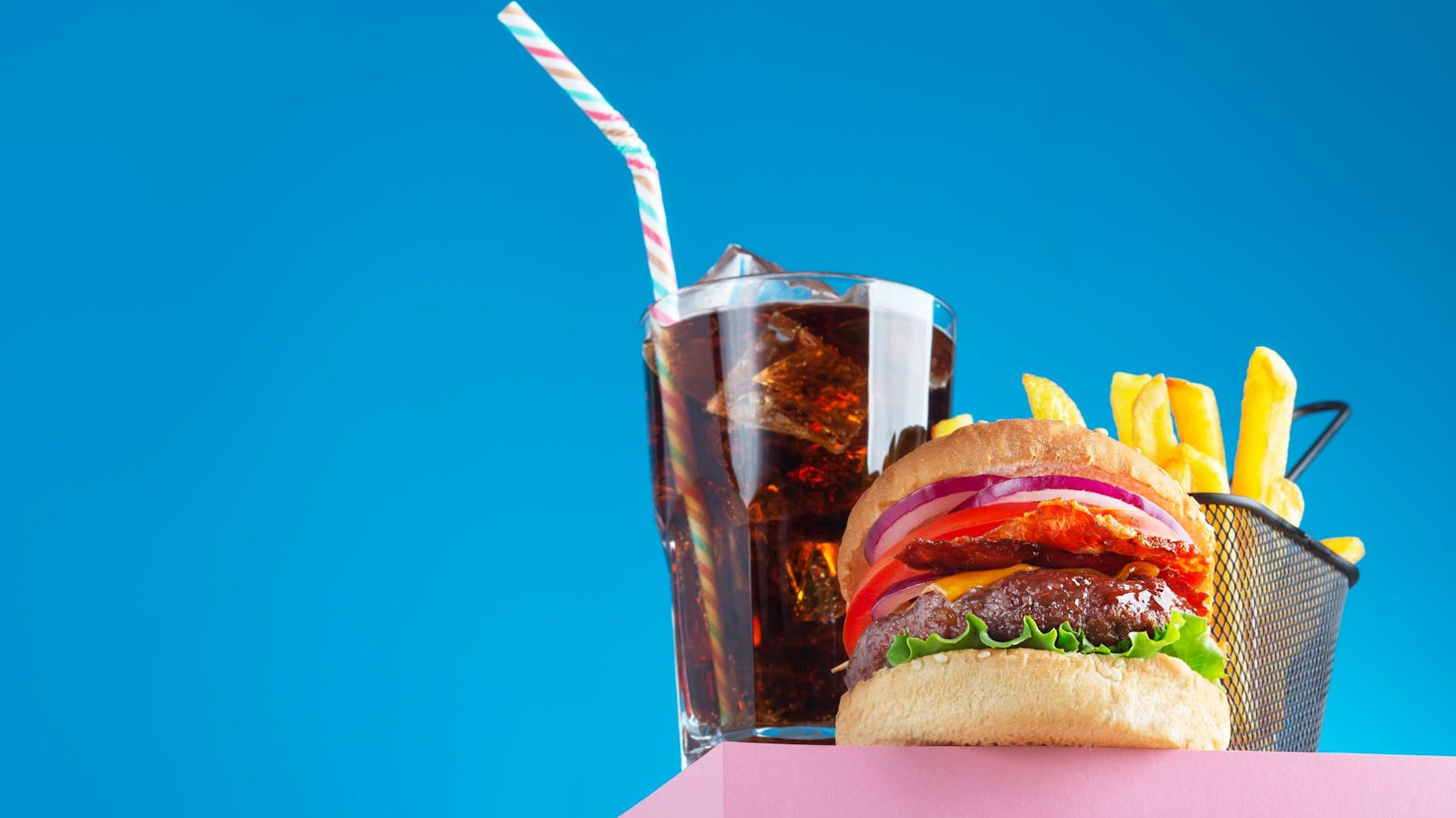 30 Sekunden im Mund und eeeeewig auf den Hüften. Burger und Cola ist eine böse Kombination. 