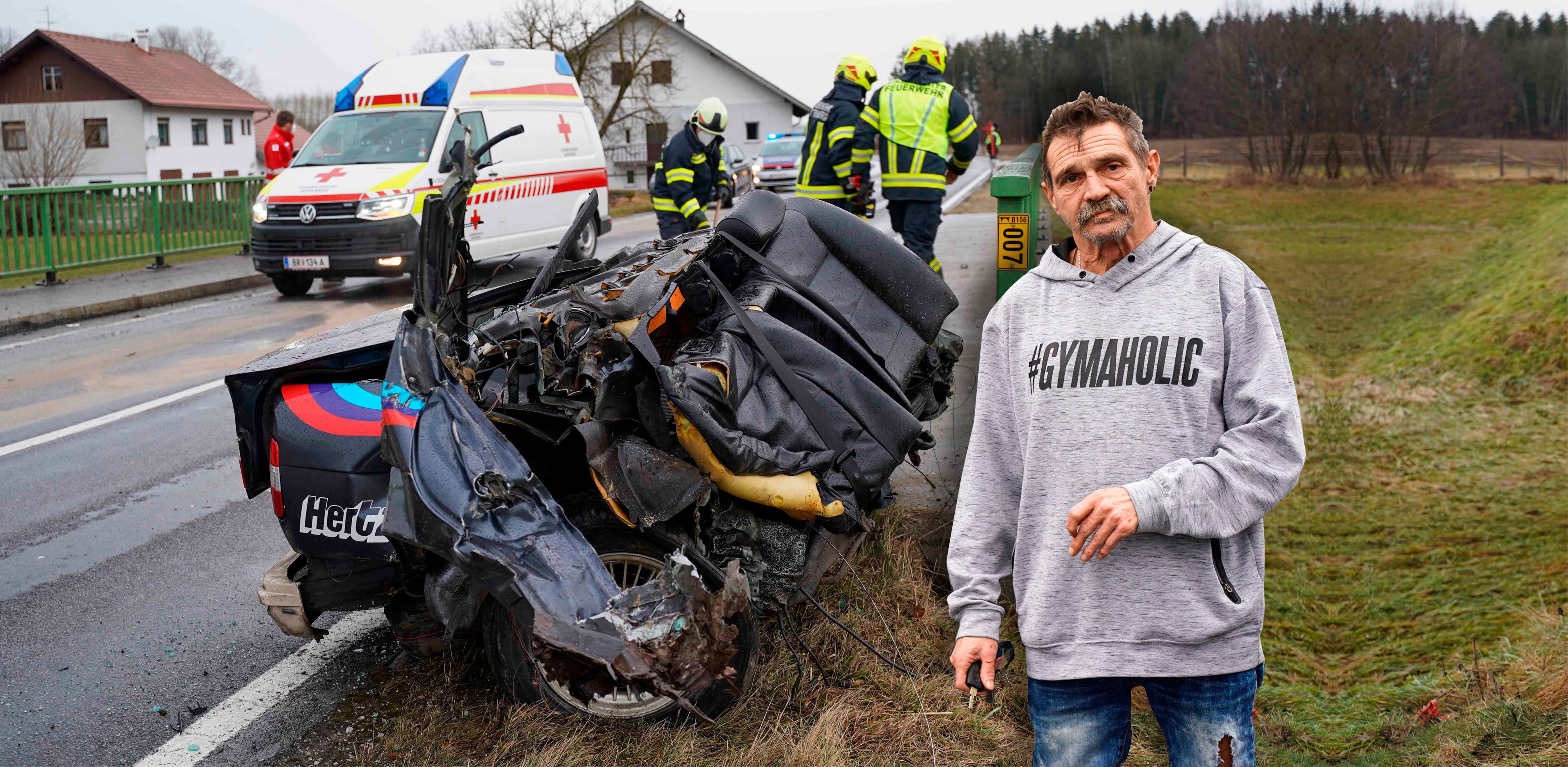 Peter Huber vor einem Teil seines völlig zerstörten Autos.